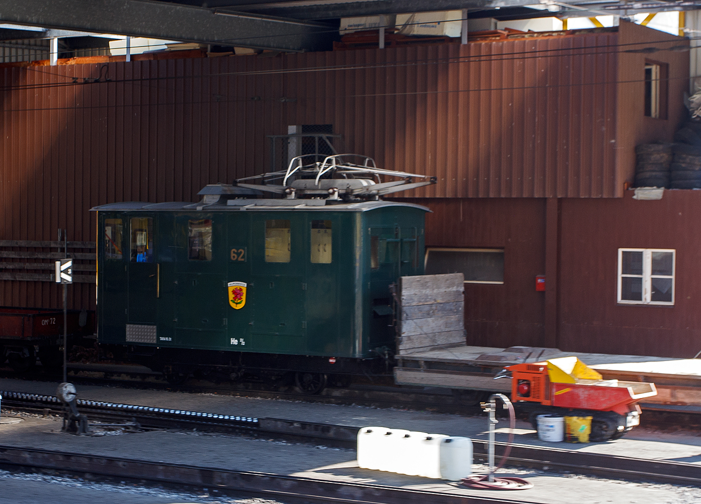 Die elektrische Zahnradlokomotive der Schynige Platte-Bahn - SPB He 2/2 62 (ex WAB He 2/2 62) am 02.10.2011 im Bahnhofsareal von Wilderswil.

Die Gleichstrom-Elektro-Zahnradlokomotive wurde 1912 von der Schweizerischen Lokomotiv- und Maschinenfabrik (SLM) in Winterthur unter der Fabriknummer 2237 gebaut, die elektrische Ausrüstung ist von der Elektrizitätsgesellschaft Alioth (EGA). Die Lok, in der Spurweite 800 mm mit dem Zahnradsystem Riggenbach-Pauli, wurde an die Wengernalpbahn (WAB) geliefert, 1991 wurde sie an die BOB für SPB verkauft.

Die bei der Schynige Platte-Bahn eingesetzten Lokomotiven weichen nur wenig voneinander ab. Alle Maschinen haben eine Länge von 5,74 Metern und eine Leistung von 220 kW. Die Nummern 11 – 14 haben gegenüber den übrigen Lokomotiven eine um 1 km/h höhere Höchstgeschwindigkeit von 12 km/h und wiegen 16,3 Tonnen statt 16 Tonnen. 

Die Lokomotiven mit den Nummern 11 bis14 wurden 1913 direkt von der SLM für Schynige Platte-Bahn gebaut. Die Lokomotiven mit den Nummern 15 – 20 und 61 – 63 wurden von der Wengernalpbahn übernommen.

Die He 2/2 elektrische Zahnradlokomotiven für Gleichspannung von 1.500 Volt und einer Spurweite von 800 mm.Bei den Maschinen mit zwei Laufachsen und zwei Triebzahnrädern handelt es sich um reine Zahnradlokomotiven. Die beiden Triebzahnräder, für das Zahnstangensystem Riggenbach-Pauli und Von Roll, sind nicht auf den Laufachsen angebracht, sondern unmittelbar neben der Laufachsen gegen die Fahrzeugmitte. Der mechanische Teil stammt von der Schweizerischen Lokomotiv- und Maschinenfabrik (SLM) in Winterthur, die elektrische Ausrüstung erhielten die Lokomotiven durch die Elektrizitätsgesellschaft Alioth (EAG), umgangssprachlich Alioth, in Münchenstein. Für die Talfahrt haben die Lokomotiven als Beharrungsbremse eine selbsterregte elektrische Widerstandsbremse, die eine Talfahrt mit gesenktem Stromabnehmer ermöglicht.

Charakteristisch für die langlebigen Maschinen ist der kantige Lokomotivkasten mit den beidseitigen bullaugenförmigen runden Maschinenraumfenstern die mit Deckleisten und einem mächtigen Stromabnehmer mit zwei Schleifstücken, der mit damaligen wie auch heutigen Pantografen wenig gemeinsam hat. Erst in den 1960er und der ersten Hälfte der 1970er Jahre erhielten die Lokomotiven Pantografen üblicher Bauart.

Die 5.740 mm langen Lokomotiven mit einem Dienstgewicht von rund 16 t verkehren mit ihren 300 PS auf Neigungen bis zu 250 ‰ in der Regel mit zwei Vorstellwagen, auf Steigungen bis rund 190 ‰ in der Regel mit drei Vorstellwagen. Sie erreichen dabei bei der Bergfahrt eine Geschwindigkeit von rund 10 bis 11 km/h, abhängig von der Belastung und der effektiven Fahrdrahtspannung. Bei der Talfahrt ist die Geschwindigkeit aus Sicherheitsgründen auf maximal 12 km/h limitiert.

TECHNISCH DATEN derSPB He 2/2 62:
Baujahre: 1912
Spurweite: 800 mm
Zahnradsystem: 	Riggenbach-Pauli
Länge über Puffer : 5.740 mm
Achsstand: 2.600 mm
Zahnradteilkreis-Ø: 700 mm
Laufraddurchmesser: 525 mm (neu)
Dienstgewicht: 16 t
Leistung: 2 x 110 kW
Zul. Höchstgeschwindigkeit: 12km/h
Übersetzung:  1:11,6
Stromsystem: 1500 V DC
Beharrungsbremse: elektrisch
Max. Neigung : 250 ‰
