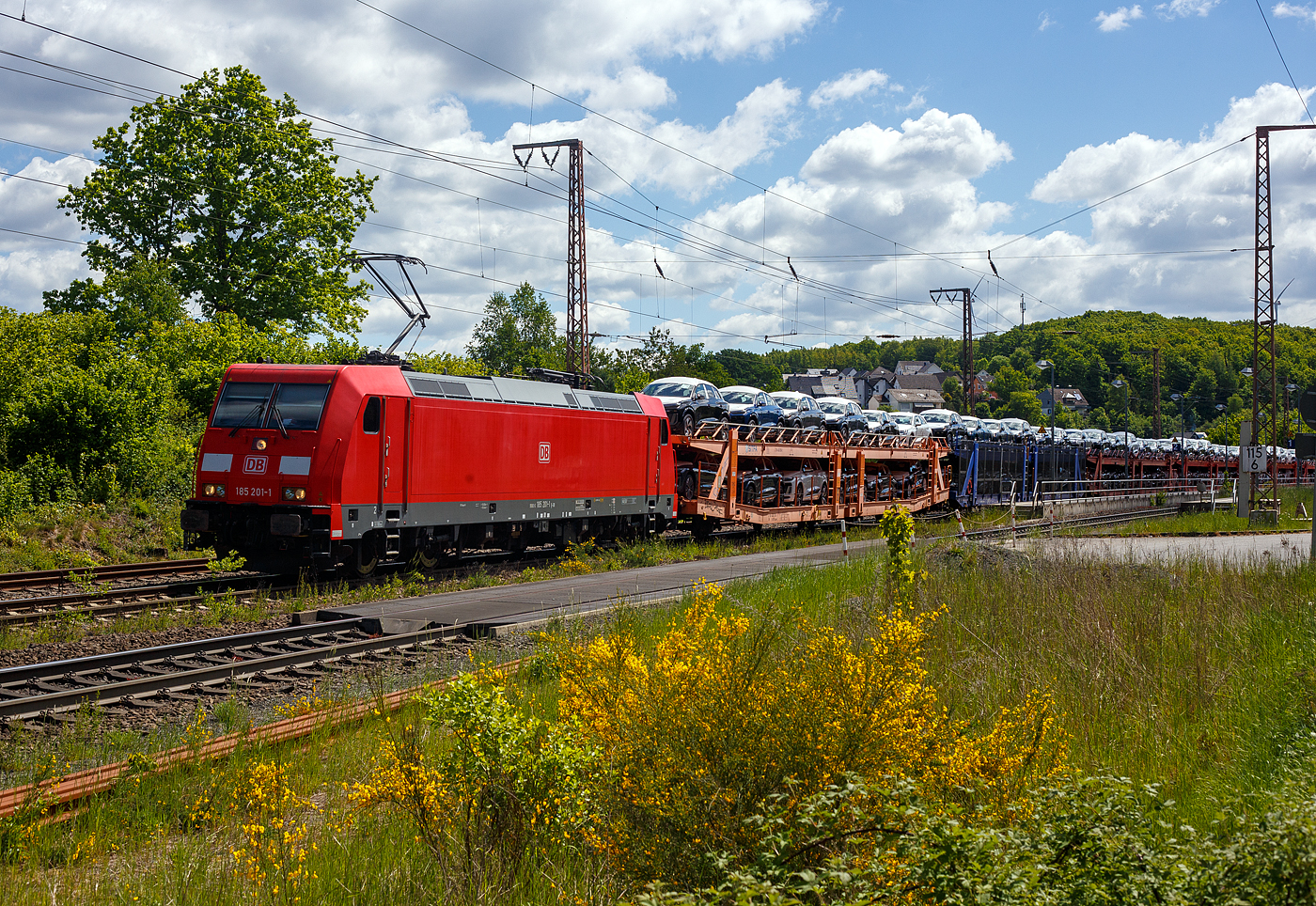 Die erste Bombardier der Serien TRAXX F140 AC2.....
Die 185 201-1 (91 80 6185 201-1 D-DB) der DB Cargo Deutschland AG fährt am 16 Mai 2025, mit einem langen Autotransportzug, durch Rudersdorf (Kr. Siegen) in Richtung Norden.

Die TRAXX F140 AC2 wurde 2004 bei Bombardier in Kassel unter der Fabriknummer 33700 gebaut. Sie war die erste an die DB Cargo AG (damals Railion Deutschland AG) gelieferte der Serie TRAXX F140 AC2.