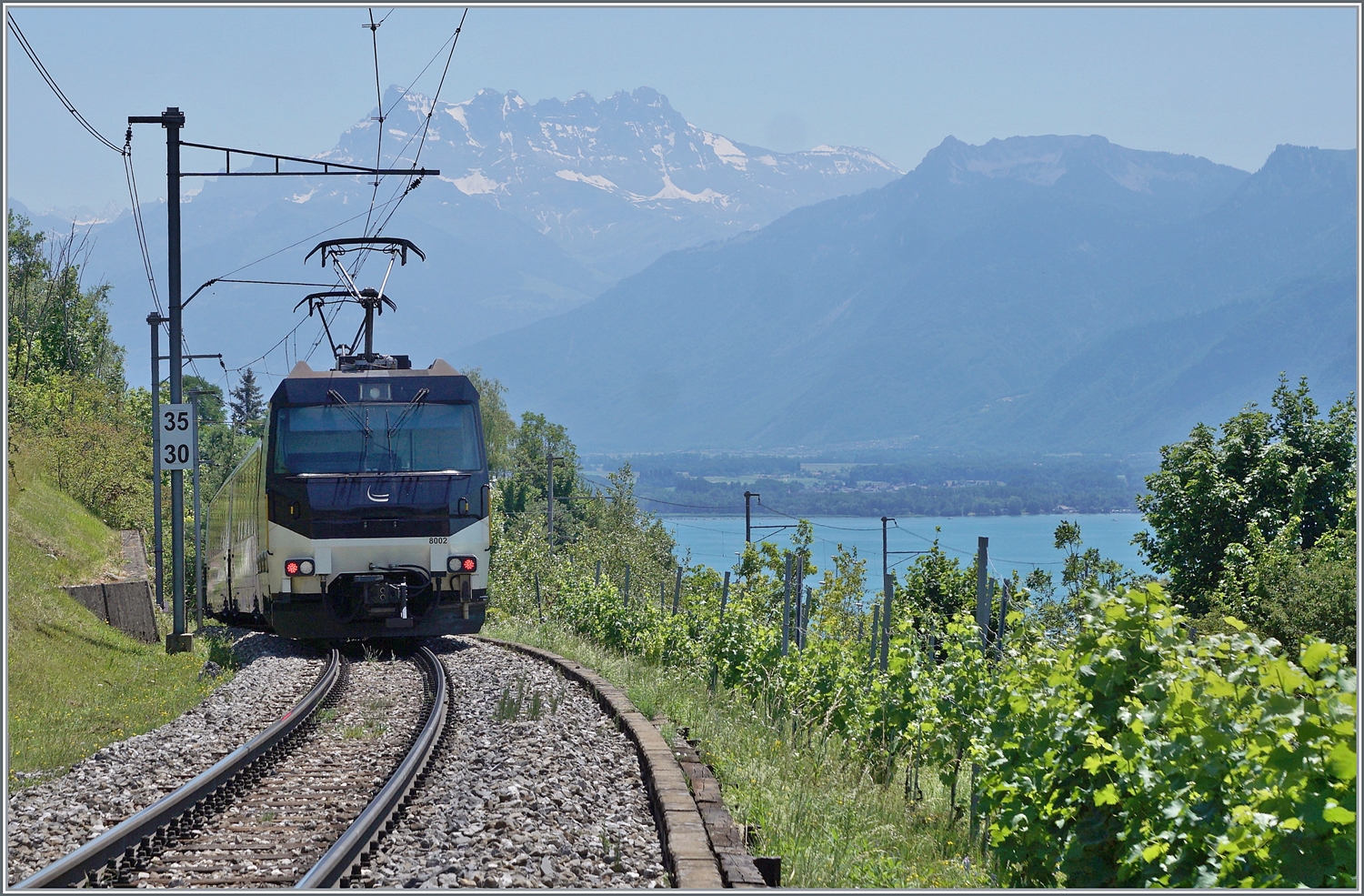 Die Ge 4/4 8002 ist mit ihrem GPX kurz nach Planchamp schon fast am Ziel ihrer Reise angekommen. Der Zug hatte wohl Zweisimmen (und nicht Interlaken) als Zugausgangsstation, d.h. die Kunden mussten in Zweisimmen umsteigen.     

24. Juni 2023