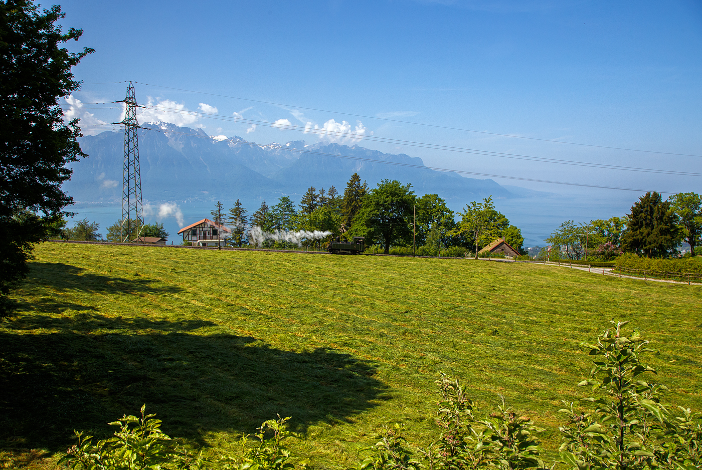 Die haben mich vergessen, da muss ich noch schnell hinterher....
Pfingsten 2023 (Samstag 27 bis 29 Mai 2023) fand bei der Museumsbahn Blonay–Chamby das Schweizer Dampffestival 2023 / Festival suisse de la Vapeur 2023 statt, das Highlight am Samstag war die Dreifach-Dampflok-Traktion. Darunter war auch die kleine G 3/3 LEB N° 5  Bercher , die hier am 27.05.2023 von Chaulin alleine nach Blonay hinab fährt.
