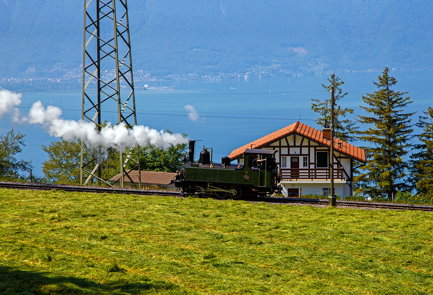 Die haben mich vergessen, da muss ich noch schnell hinterher....
Pfingsten 2023 (Samstag 27 bis 29 Mai 2023) fand bei der Museumsbahn Blonay–Chamby das Schweizer Dampffestival 2023 / Festival suisse de la Vapeur 2023 statt, das Highlight am Samstag war die Dreifach-Dampflok-Traktion. Darunter war auch die kleine G 3/3 LEB N° 5  Bercher , die hier am 27.05.2023 von Chaulin alleine nach Blonay hinab fährt.
