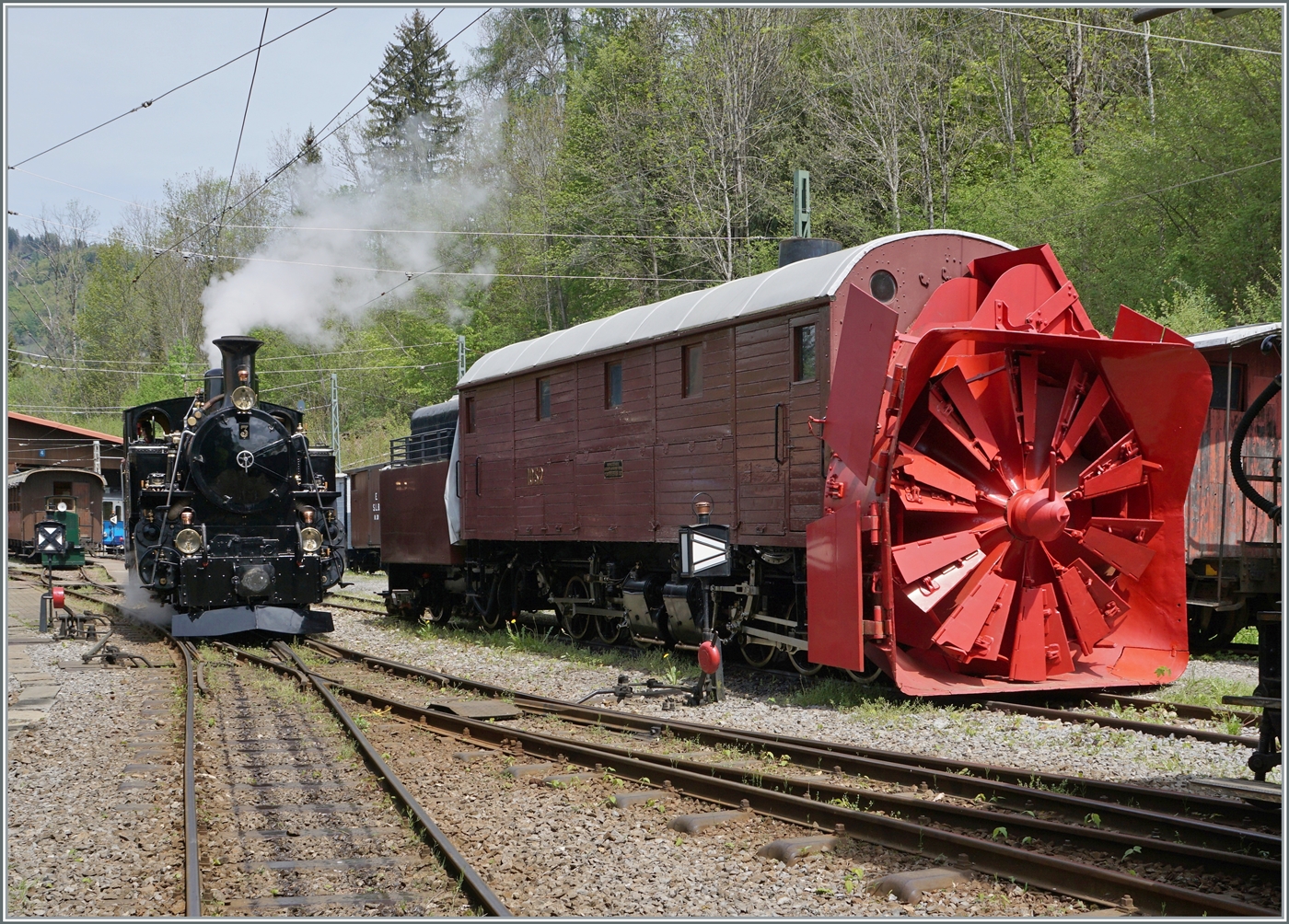 Die HG 3/4 N° 3 und die Xrot 1052 (ex FO -> RhB) in Chaulin.

6. Mai 2023