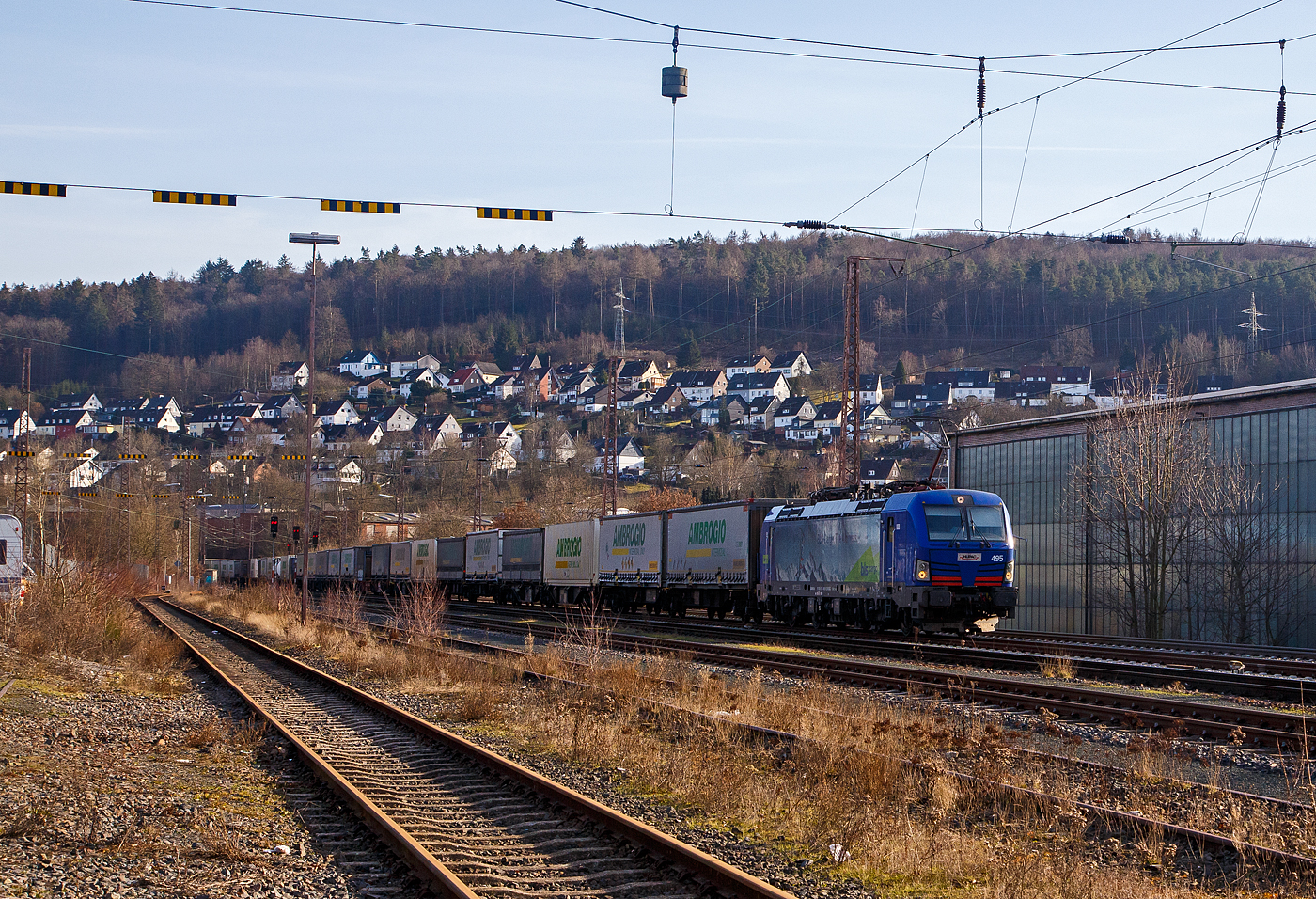 Die HUPAC bzw. BLS Cargo 495 - 193 495 (91 80 6193 495-9 D-BLSC) fährt am 20 Februar 2021 mit einem KLV-Zug, auf der Siegstrecke durch Siegen (Kaan-Marienborn) in Richtung Siegen, da es ein KLV-Zug ist geht dieser Zug über die Siegstrecke in Richtung Köln.

Die Siemens Vectron MS wurde 2018 von Siemens Mobilitiy in München-Allach unter der Fabriknummer 22386 gebaut und an die HUPAC SA. (Chiasso) geliefert. Die Lok wurde durch/über die BLS Cargo in Deutschland eingestellt. Sie hat die Zulassungen für Deutschland, Österreich, Schweiz, Italien und die Niederlande (D, A, CH, I, NL). Die Vectron MS hat eine Leistung von 6,4 MW und eine Höchstgeschwindigkeit von 160 km/h.