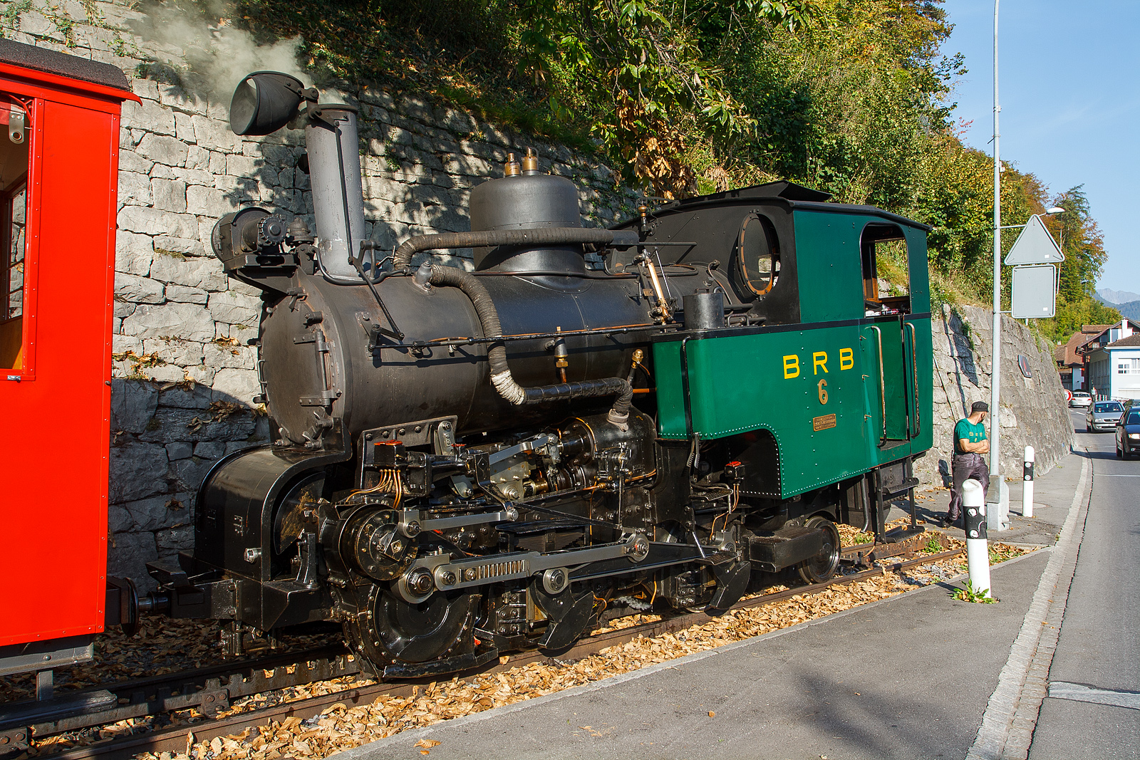 Die Kohle befeuerte BRB 6 steht am 30.09.2011 auf den letzten Metern Gleis am BRB Bahnhof Brienz. 

Die H 2/3 Baujahr 1933 (2. Generation) wurde unter der Fabriknummer 3567 bei der Schweizerische Lokomotiv- und Maschinenfabrik (SLM), Winterthur gebaut.

Das Pflichtenheft verlangt die Beförderung von zwei statt nur einem 4-achsigen Personenwagen. 

Technische Daten:
Spurweite: 800 mm
Achsfolge: 2zz1' (d.h. 2 nicht angetriebene Tragachsen, 2 Triebzahnräder, 1 bewegliche Laufachse)
Zahnstange System: Abt
Leistung: 220 kW (300 PS)
Zugkraft: 50 kN 
Höchstgeschwindigkeit bei 250 ‰ und unter Volllast: 9,0 km/h
Leergewicht: 16.700 kg
Dienstgewicht: 20.000kg 
Länge über Puffer: 6.400 mm
Tragraddurchmesser: 653 mm
Triebzahnraddurchmesser: 573 mm
Laufraddurchmesser: 520 mm
Zahnradübersetzung: 1:2,2
Kohlenvorrat im Kasten: 550 kg (Verbrauch 350 kg/Fahrt)
Wassermenge im Kessel: 1.050 Liter
Wasservorrat im Kasten: 1.500 Liter
Wasserbedarf pro Fahrt Brienz-Rothorn retour: 2.000 Liter
Kesseldruck: 14 bar
Überhitzung: auf 380° C (Grossrauchröhren-Überhitzer System Schmidt)
Zylinderhub: 400 mm 
Keine Feuerung bei Talfahrt: Bei Talfahrt wird die Dampfmaschine als Luftpumpe betrieben: sie bremst den gesamten Zug, zur Kühlung muss Wasser eingespritzt werden
Gegendruckbremse: System Riggenbach
Handbremsen: auf Führer- und auf Heizerseite
Personalbedarf: 1 Lokführer und 1 Heizer
    
1971/72: grundlegende Sanierung, neue Feuerbüchsen durch das Ausbesserungswerk Offenburg der DB
1990: Umbau der Feuerung auf Stückkohle, statt Brikettfeuerung
    
Die Lok kann im 2 1/2-Stunden-Takt eingesetzt werden.
