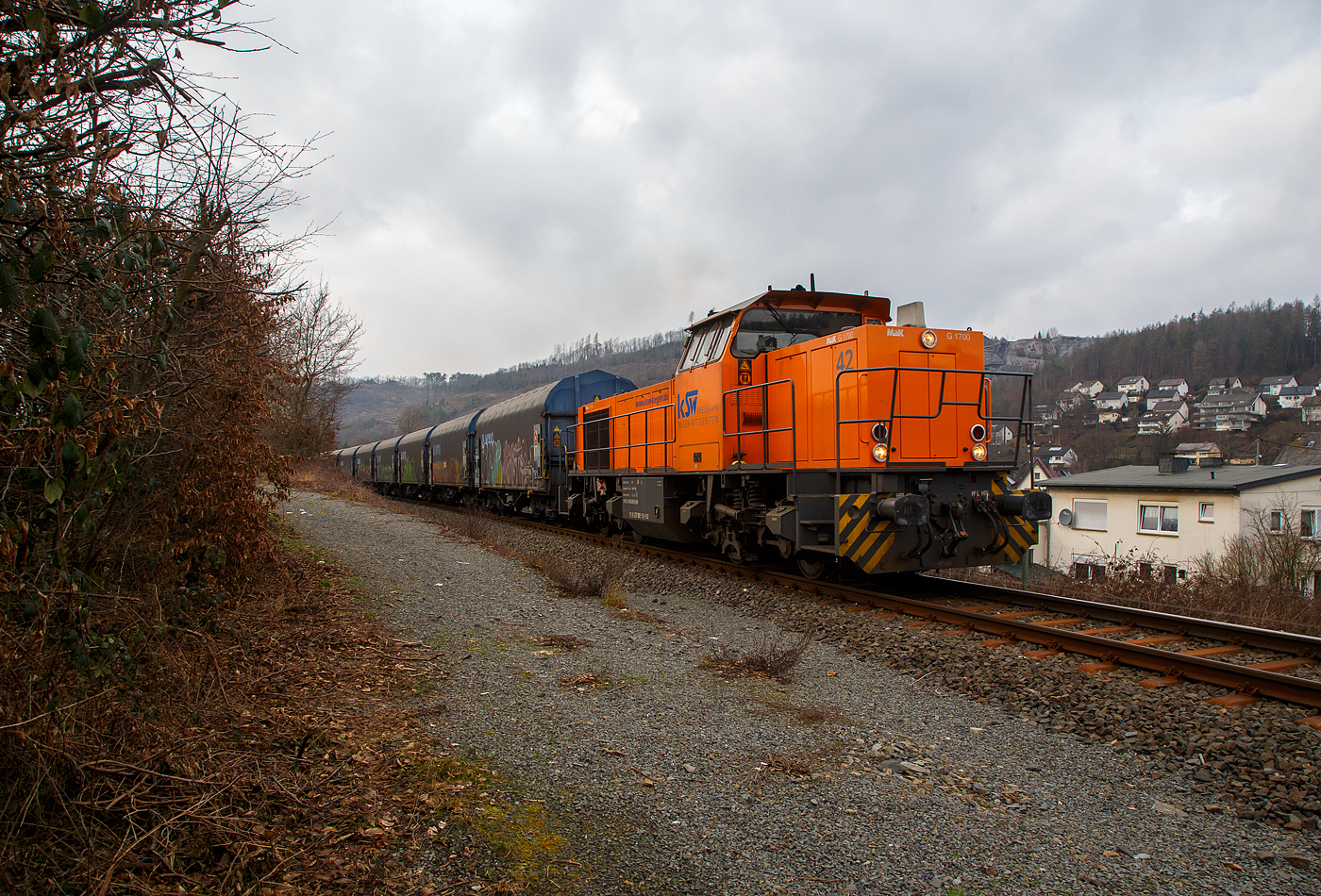 Die KSW 42 (92 80 1277 902-3 D-KSW), eine Vossloh MaK G 1700 BB der KSW (Kreisbahn Siegen-Wittgenstein), fhrt am 10.02.2023, mit einem bergabe-Gterzug, von Herdorf ber Hellertalbahn, via Haiger nach Dillenburg.

Eigentlich wrde sie via Betzdorf nach Kreuztal fahren, aber der Abschnitt Herdorf – Betzdorf bleibt, nach dem Felssturz am 23.12.2022 in Herdorf bis voraussichtlich zum kleinen Fahrplanwechsel am 09. Juni 2023 gesperrt.

Nochmals einen lieben Gru an den netten Lokfhrer zurck.
