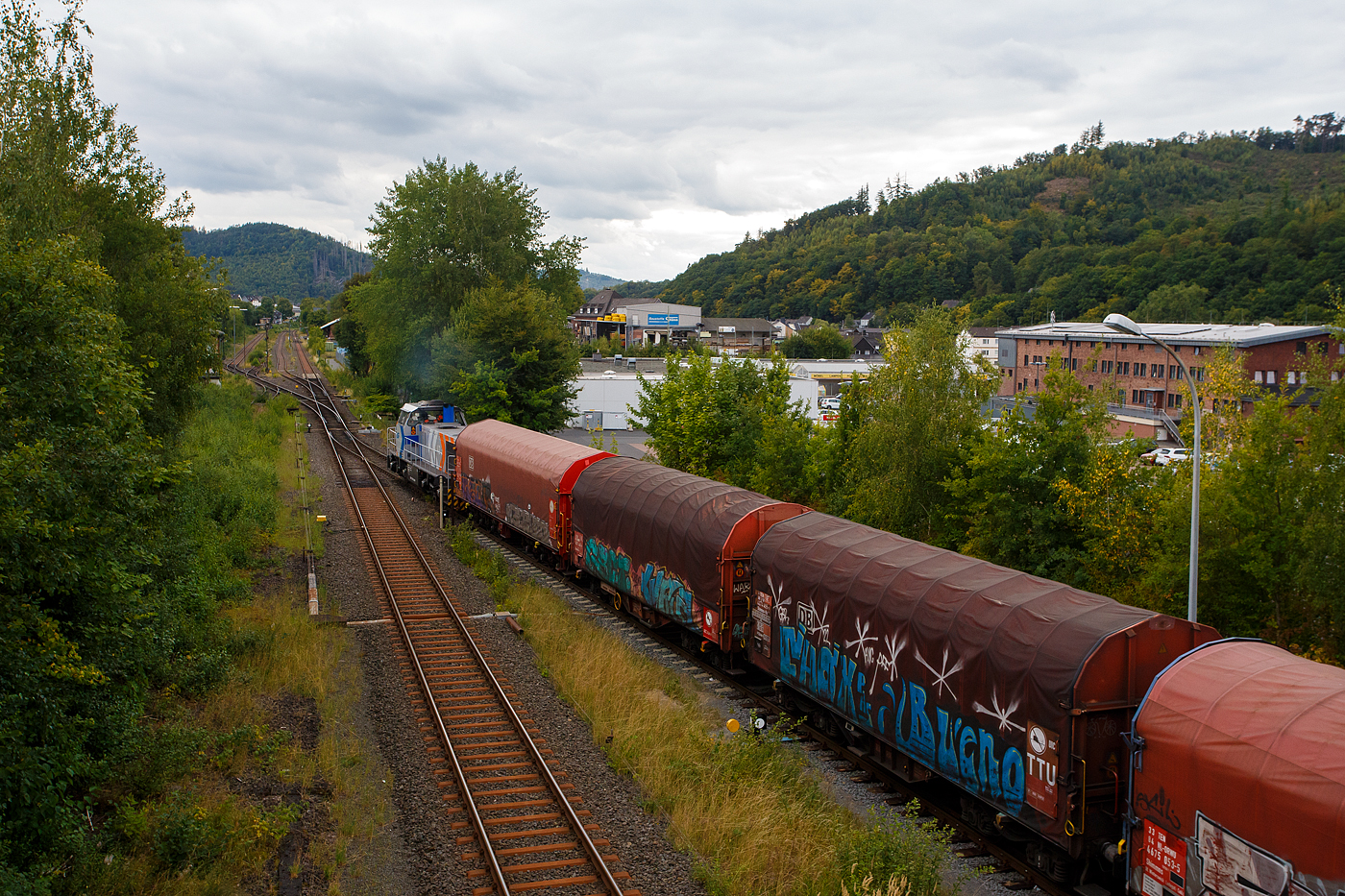 Die KSW 42 bzw. 277 902-3 (92 80 1277 902-3 D-KSW) der KSW (Kreisbahn Siegen-Wittgenstein) verlässt mit einem Übergabegüterzug den KSW Rangierbahnhof Herdorf (Freien Grunder Eisenbahn KSW NE447 / DB-Nr. 9275) und fährt über die KBS 462 „Hellertalbahn“ nach Betzdorf/Sieg nach dem Umsetzen dort geht es über die KBS 460 „Siegstrecke“ via Siegen nach Kreuztal.

Es ist für die nächsten 3 Wochen die letzte Fuhre über die KBS 460 „Siegstrecke“ nach Kreuztal, da die Strecke zwischen Siegen und Troisdorf wegen Bauarbeiten dann gesperrt ist. Dann muss die KSW über Haiger nach Dillenburg fahren und nach dem Umsetzen dort über die KBS 445 „Dillstecke“ nach Kreuztal. Da die Wagen dann leer sind ist nur der Umweg von Nachteil, nicht aber die geringere Streckenklasse CE zwischen Herdorf und Haiger.