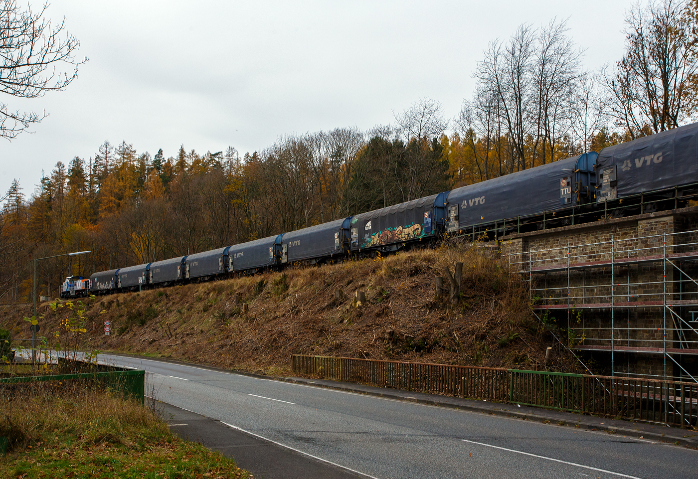 Die KSW 42 bzw. 277 902-3 (92 80 1277 902-3 D-KSW) der KSW (Kreisbahn Siegen-Wittgenstein) f�hrt am 14 November 2025, mit ihrem t�glichen �bergabeg�terzug (leere Coilwagen) von Herdorf in Richtung Betzdorf, hier zwischen Herdorf und Sassenroth. Nach dem Umsetzen (Richtungswechsel) in Betzdorf geht es dann �ber Siegen nach Kreuztal. 