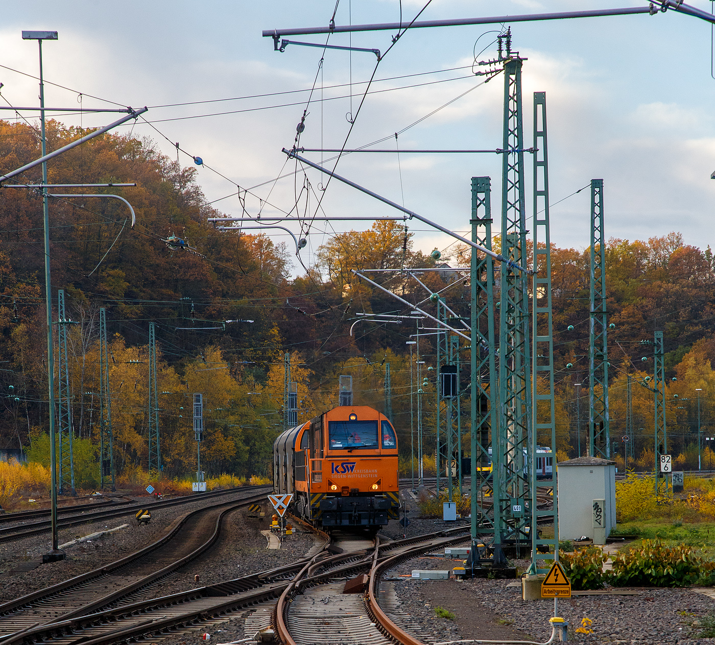 Die KSW 43 (92 80 1273 018-2 D-KSW), die asymmetrische Vossloh G 2000 BB der KSW (Kreisbahn Siegen-Wittgenstein) hat am 18.11.2022, mit ihrem Coilzug (VTG Coilwagen der Gattung Shimmns-ttu) vom Hafen Duisburg kommend, Betzdorf (Sieg) erreicht. Da die Strecke nach Herdorf (KBS 462 – Hellertalbahn) noch nicht frei war musste sie kurz im Rbf warten. Nun da der HLB Triebwagen als RB 96 Betzdorf erreicht hat ist die Strecke frei und sie kann weiter nach Herdorf fahren.

Nochmal einen lieben Gruß an das Lokpersonal zurück.