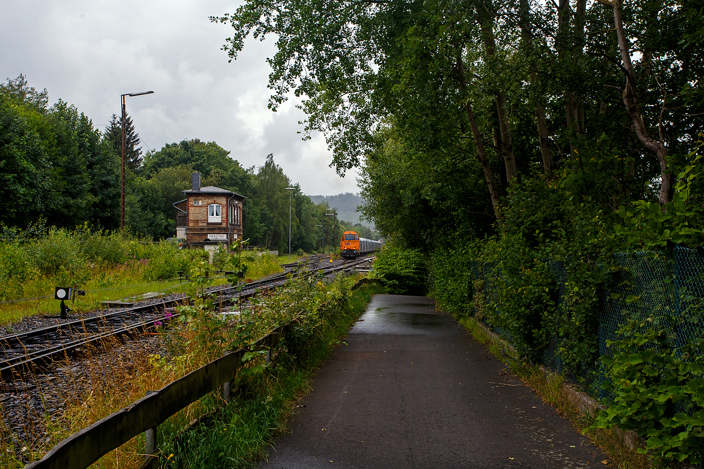 Die KSW 43 (92 80 1273 018-2 D-KSW), die asymmetrische Vossloh G 2000 BB der KSW (Kreisbahn Siegen-Wittgenstein) hat am 03 Juli 2024, mit einem beladen Coilzug (16 Stück VTG Coilwagen der Gattung Shimmns-ttu, VTG Bez. F46.520D) vom Hafen Duisburg kommend, nun den Bahnhof Herdorf erreicht.  

Auch wenn ihr hier Hp 0 gezeigt wird, zeigt davor das Signal Sh 1 – „Fahrverbot aufgehoben“ und sie kann so vom Bahnhof auf den Rbf der KSW (Betriebsstätte FGE -Freien Grunder Eisenbahn) fahren, wo für die Weiterfahrt auf den Pfannenberg (in Neunkirchen-Salchendorf), die KSW 47 (92 80 1271 027-5 D-KSW), eine Vossloh G 1000 BB, schon wartet.