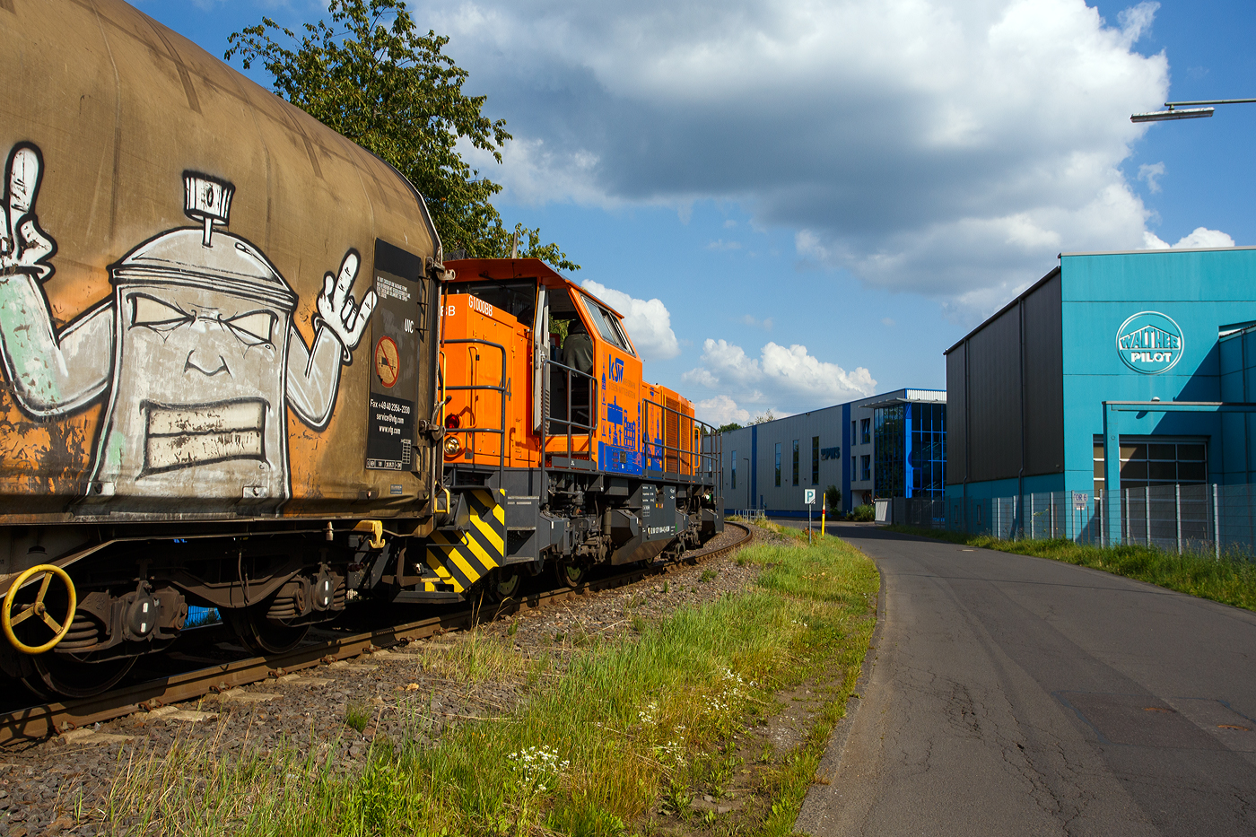 Die KSW 44 (92 80 1271 004-4 D-KSW), eine MaK G 1000 BB der KSW (Kreisbahn Siegen-Wittgenstein), fährt nun am 25 Juli 2025 mit dem ersten (geteilten) Coilzug in Neunkirchen-Struthütten über die Talbahn (KSW Strecke, Betriebsstätte FGE - Freien Grunder Eisenbahn) in Richtung Pfannenberg. 