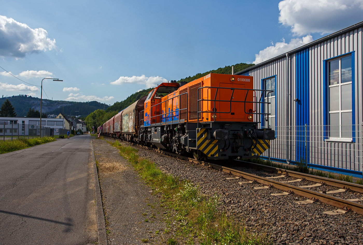 Die KSW 44 (92 80 1271 004-4 D-KSW), eine MaK G 1000 BB der KSW (Kreisbahn Siegen-Wittgenstein), fährt nun am 25 Juli 2025 mit dem ersten (geteilten) Coilzug in Neunkirchen-Struthütten über die Talbahn (KSW Strecke, Betriebsstätte FGE - Freien Grunder Eisenbahn) in Richtung Pfannenberg. 