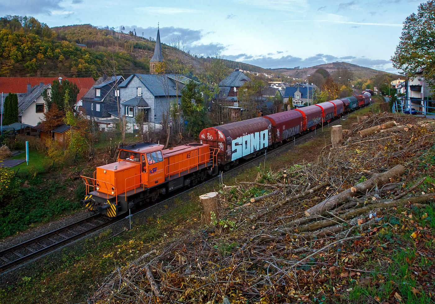 Die KSW 45 (98 80 0276 016-9 D-KSW) eine MaK G 1204 BB der Kreisbahn Siegen-Wittgenstein am 02.11.2022, mit einem langen Übergabezug, in Herdorf. Nun hatte sie Hp 2 bekommen und fährt vom Bahnhof Herdorf  in Richtung Betzdorf (Sieg) los. In Betzdorf muss sie dann für einen Richtungswechsel nach Kreuztal umsetzen. 

Es war ein beträchtlich langer Zug, aber trotzdem reicht alleine die Zugkraft der MaK G 1204 BB mit einer Leistung von 1.120 kW (1.522 PS), da die Wagen alle leer sind. Die KSW bringt solche Wagenzüge (Übergabezüge) an Werktagen täglich (meist nachmittags) über Betzdorf (Sieg) zum DB Rbf Kreuztal. Dort werden dann wieder von der DB Cargo Züge für die einzelnen Bestimmungsorte zusammengestellt und abgefahren. 
