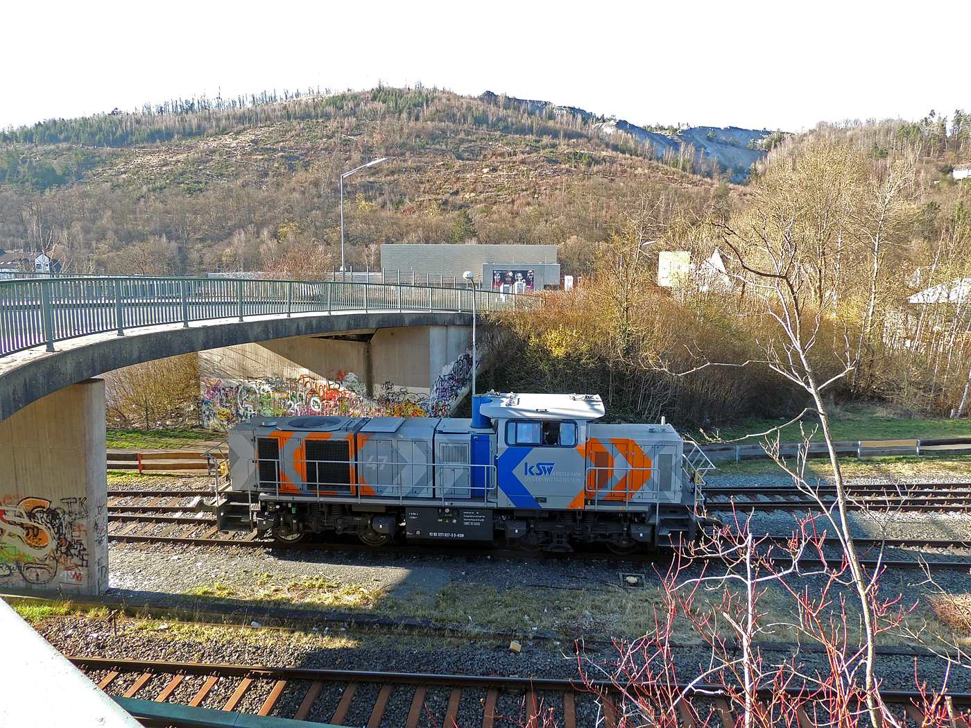 Die KSW 47 (92 80 1271 027-5 D-KSW), ex D 2 der HFM, eine Vossloh G 1000 BB der KSW (Kreisbahn Siegen-Wittgenstein), hat am 27 März 2025 in Herdorf ihre Arbeit vollbracht, nun geht es gleich wieder in Richtung Betzdorf. 