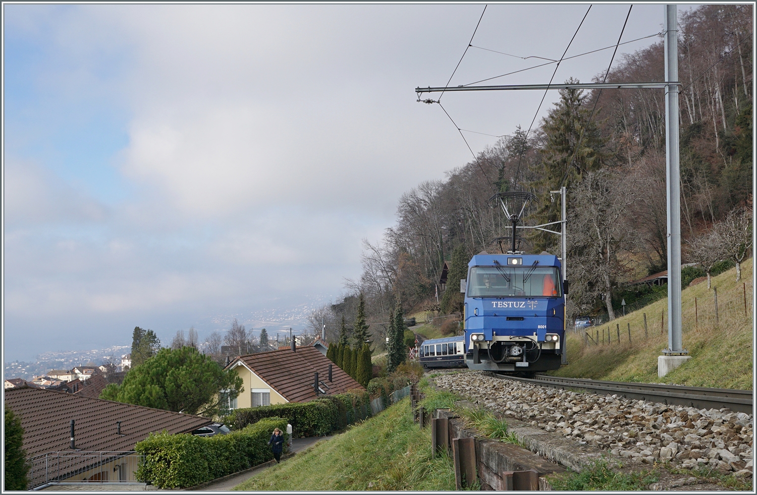 Die MOB Ge 4/4 8001 ist bei Chernex mit ihrem Golden Pass Express GPX 4074 auf der Fahrt von Montreux nach Interlaken Ost. In Zweisimmen wird der Zug umgespurt und eine BLS Re 465 wird die Schmalspurlok ersetzen.  
Ich war davon ausgegangen, dass der Gegenzug GPX 4064 Montreux an 12:20 dort auf den GPX 4074 wendet, was jedoch nicht der Fall war. Ob dies planmässig oder eine Ausnahme war weiss ich (noch) nicht. Wei auch immer, wird in Montreux die Komposition getauscht, sind alle drei MOB Ge 4/4 im GPX Umläufen eingesetzt.  

17. Dez. 2023 