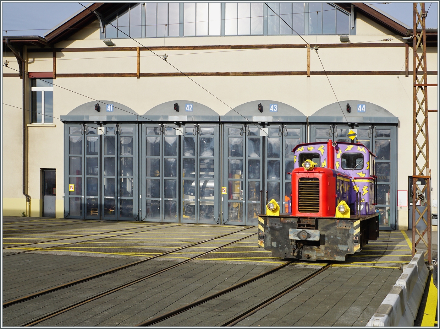 Die MOB V 121 zeigt sich herrlich bunt! am 27. Juli 1955 von Deutz unter der Fabriknummer 55736 als A6M517R bez. V 22 an die Euskirchener Kreisbahn geliefert, wurde die Lok 1972 auf Normalspur umgebaut und nach dem Kauf durch die MOB 1984 wieder auf Meterspur.

Chernex, den 4. Januar 2023