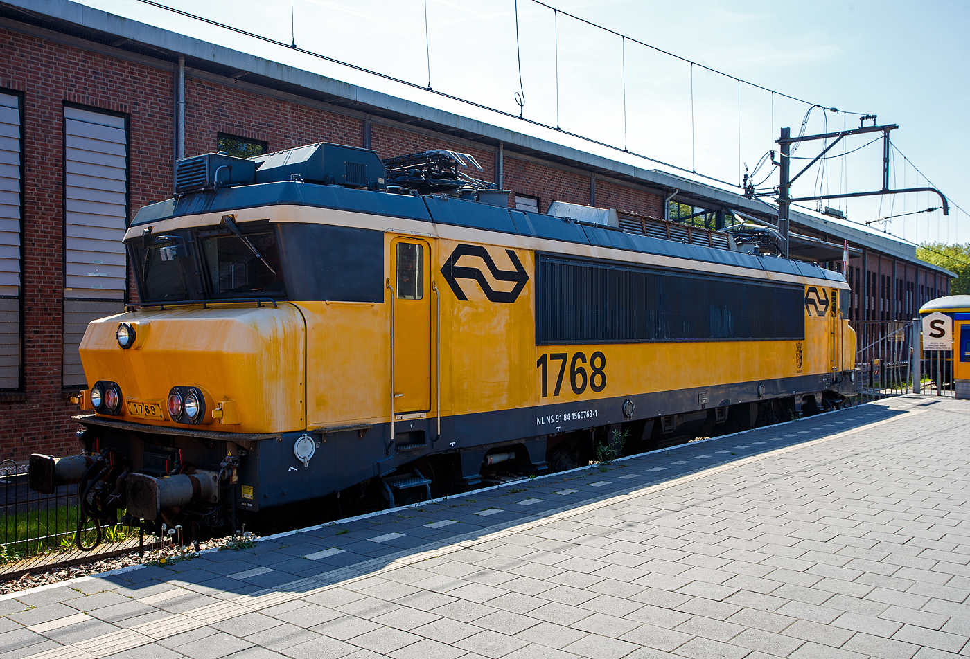 Die Nez-cassés NS 1768  Akkrum  (NL-NS 91 84 1560768-1) am 29 April 2025 im Het Spoorwegmuseum (bis 2005 NSM - Nederlands Spoorwegmuseum / Niederländischen Eisenbahnmuseum) in Utrecht im Bahnhof Maliebaan.

Die Elektrolokomotive wurde 1993 GEC-Alsthom (ab 1998 Alstom S.A.) in Belfort (Frankreich) gebaut und an die NS - Nederlandse Spoorwegen N.V. (Niederländische Eisenbahnen AG) geliefert. Im Frühjahr 2020 wurde die Lokomotive 1768 an das Niederländische Eisenbahnmuseum abgegeben.

Die neuen Lokomotiven der Baureihe 1700 wurden zwischen Februar 1992 und April 1994 in Betrieb genommen. Die Lokomotiven mit der Achsfolge B’B’ basieren auf der Baureihe BB 7200 der französischen Eisenbahngesellschaft SNCF. Damit gehören sie zu den Nez-cassés-Lokomotiven. Sie sind eine modifizierte Version der NS-Baureihe 1600, optisch sind die Lokomotiven nahezu identisch mit ihrem Vorgängermodell. Technisch unterscheiden sie sich jedoch. Dies liegt vor allem an der Steuerung des Hochspannungssystems. 

Die Lokomotiven waren ursprünglich für den Einsatz mit den neuen DD-AR - Dubbeldeks-AggloRegiomaterieel (Doppelstock-Agglomeration-Regionalzüge) vorgesehen. Zu diesem Zweck wurden sie an einem Ende mit einer automatischen Kupplung ausgestattet. Nachdem die Doppelstockwagen nach fünf Jahren eigene Triebköpfe erhielten und so als DDM fuhren, wurden die Lokomotiven der Baureihe 1700 wieder zu eigenständigen Lokomotiven umgebaut. Sie wurden im regulären Personenverkehr mit gezogenen Wagen eingesetzt und ersetzen die älteren Lokomotiven der Baureihen 1100, 1200 und 1300. Die Lokomotiven waren auch bis zum 9. Dezember 2023 vor den Intercity-Zügen zwischen Amsterdam und Berlin auf dem niederländischen Abschnitt bis zum Grenzbahnhof Bad Bentheim im Einsatz.

Geschichte:
Ende 1988 beschloss die damalige Geschäftsleitung, neue Doppelstockwagen zu bestellen, die Ähnlichkeiten mit den DDM-1-Wagen aufwiesen. Da die Entwicklung der gewünschten Triebwagen zu lange dauern würde, wurde eine neue Lokomotive gesucht. Die NS (Niederländische Eisenbahnen) wünschten sich eine verbesserte Version der Baureihe 1600. Alsthom stellte den Bau dieser Lokomotivreihe jedoch zu diesem Zeitpunkt ein und konzentrierte sich auf die Entwicklung eines neuen Lokomotivkastentyps. Die ersten Lokomotiven der Baureihe BB 26000 befanden sich zu diesem Zeitpunkt für die SNCF im Bau. Alsthom bot der NS eine verbesserte Version der Baureihe 1600 an, die als Baureihe 1700 bekannt wurde. Die in der Baureihe 1600 verwendete Technologie war zu diesem Zeitpunkt bereits veraltet und die Entwicklung der Leistungselektronik schritt schnell voran. Im Vergleich zur Baureihe 1600 gibt es insgesamt 190 Änderungen und Verbesserungen. 

Diese Bestellung umfasste 38 Lokomotiven. Anfang 1991 folgte eine Bestellung über weitere 43 Lokomotiven, sodass die Gesamtzahl der Lokomotiven 81 betrug. Die Folgebestellung fiel zeitlich mit der dritten Bestellung für Doppelstockwagen zusammen. Die Lokomotive 1701 wurde am 20. Dezember 1991 in Tilburg angeliefert und am 4. Februar 1992 in Betrieb genommen. Die letzte Lokomotive, die eintraf, war die Lokomotive 1781, die am 8. März 1994 eintraf und am 19. April 1994 in Betrieb genommen wurde. Aufgrund der schnelleren Lieferung der Lokomotiven im Vergleich zu den Wagen wurde beschlossen, die automatischen Kupplungen der Lokomotiven 1735–1741 zu entfernen und sie im Güterverkehr einzusetzen. Sie bedienten auch Personenzüge zwischen Den Haag und Venlo. Im Februar 1994 wurden die ersten Lokomotiven aus diesem Dienst herausgenommen und für den Betrieb der DD-AR-Wagen umgerüstet. 

Technik:
Die Baureihe ist optisch nahezu identisch mit den Lokomotiven der Baureihe 1600. Technisch unterscheiden sich die Lokomotiven in einigen Punkten. Ein Beispiel ist die Thyristor-Chopper-Steuerung mit einer festen Frequenz von 300 Hz. Darüber hinaus sind die Lokomotiven der Baureihe 1700 mit einem leiseren Knorr-Schraubenverdichter ausgestattet, während die meisten Lokomotiven der Baureihe 1600 mit einem Vierzylinder-Kolbenkompressor von Westinghouse ausgestattet sind. Auch besitzen sie eine neuere Version der ATB-Zugbeeinflussung (Version 4 statt 3).

Die Wendezugsteuerung der ICRm-Steuerwagen ist nur mit den 1700 nutzbar. Die Vielfachsteuerung der Baureihe 1700 ermöglicht das Kuppeln für Doppeltraktion untereinander oder mit mDDM, nicht jedoch mit den Lokomotiven der Reihen 1600/1800. Obwohl bei den Niederländischen Eisenbahnen Rechtsverkehr herrscht, sitzt der Triebfahrzeugführer wie bei den SNCF-Lokomotiven auf der linken Seite.

Die Lokomotiven sind 17,64 Meter lang, der Achsstand der Drehgestelle beträgt 2,80 Meter. Das Gesamtgewicht beträgt 86 Tonnen. Durch die vier Achsen beträgt die Achslast 21,5 Tonnen. Jedes Drehgestell ist mit einem Fahrmotor mit Hohlwelle des Typs Alstom TAB 674 C4 ausgerüstet. Diese haben eine Dauerleistung von jeweils 2.270 kW (3.086 PS) bei einer Spannung von 1.000 Volt und treiben dann über Gelenkwellen und Achsgetriebe die Triebachsen an. Insgesamt können die Fahrmotoren eine Dauerleistung von 4.540 kW (6.172PS) bei einer Stromstärke von 3.600 Ampere entwickeln. Das Anlaufdrehmoment beträgt 280 kN. Die planmäßige Höchstgeschwindigkeit beträgt 140 km/h, technisch sind jedoch 180 km/h möglich, in Tests wurden sogar 200 km/h erreicht. Als eigenständige Lokomotive (Lz) dürfen sie 120 km/h fahren. Die Lokomotiven sind mit einem Schraubenkompressor mit Zweikammer-Lufttrockner vom Typ ausgestattet, der eine Leistung von 100 l/min hat. Die Lokomotive verfügt über zwei statische Umrichter im 72-Volt-Niederspannungsnetz. Der erste mit 40 kW versorgt die Lüftermotoren, die Ölumwälzpumpe sowie die Heizung für BSI-Kupplung, Signalhörner und Frontfenster. Der zweite mit 5 kW liefert den Steuerstrom, die Batterieladung und die Beleuchtung. Der Einbau eines zweiten Umrichters ist darauf zurückzuführen, dass die Batterien bei einer Serie 1600 oft schlecht geladen wurden und die Serie 1700 zudem zusätzliche Verbraucher in Form der EP-Bremse und der Kupplungsheizung hat.

Auf dem Dach sind zwei Faiveley-Stromabnehmer mit Doppelschleifstücken montiert.

TECHNISCHE DATEN:
Hersteller: GEC-Alsthom
Gebaute Anzahl: 81 (Serie 1701–1781)
Spurweite: 1.435 mm (Normalspur)
Achsformel: B’B’ (1 Motor/Drehgestell)
Länge über Puffer: 17.640 mm
Drehzapfenabstand: 9.694 mm
Achsabstand im Drehgestell: 2.800 mm
Treibraddurchmesser: 1.250 mm (neu) / 1.180 mm (abgenutzt)
Dienstgewicht: 86,0 t
Radsatzfahrmasse: 21,5 t
Höchstgeschwindigkeit: 180 km/h (in der Praxis 140 km/h)
Dauerleistung:  2 x 2.270 kW = 4.540 kW (2 x 3.086 PD = 6.172 PS)
Stundenleistung: 5.100 kW (6.934 PS)
Anfahrzugkraft: 260 kN
Dauerzugkraft: 88 KN
Stromsystem: 1,5 kV DC
Kleister befahrbarer Gleisbogen: R=50 m (R 100 m im Zugverband)

Quellen: Somda RailWiki.nl, Het Spoorwegmuseum, nmld.nl, Anschriften, Wikipedia (D und NL)
Stand/Überarbeitung: Oktober 2025
