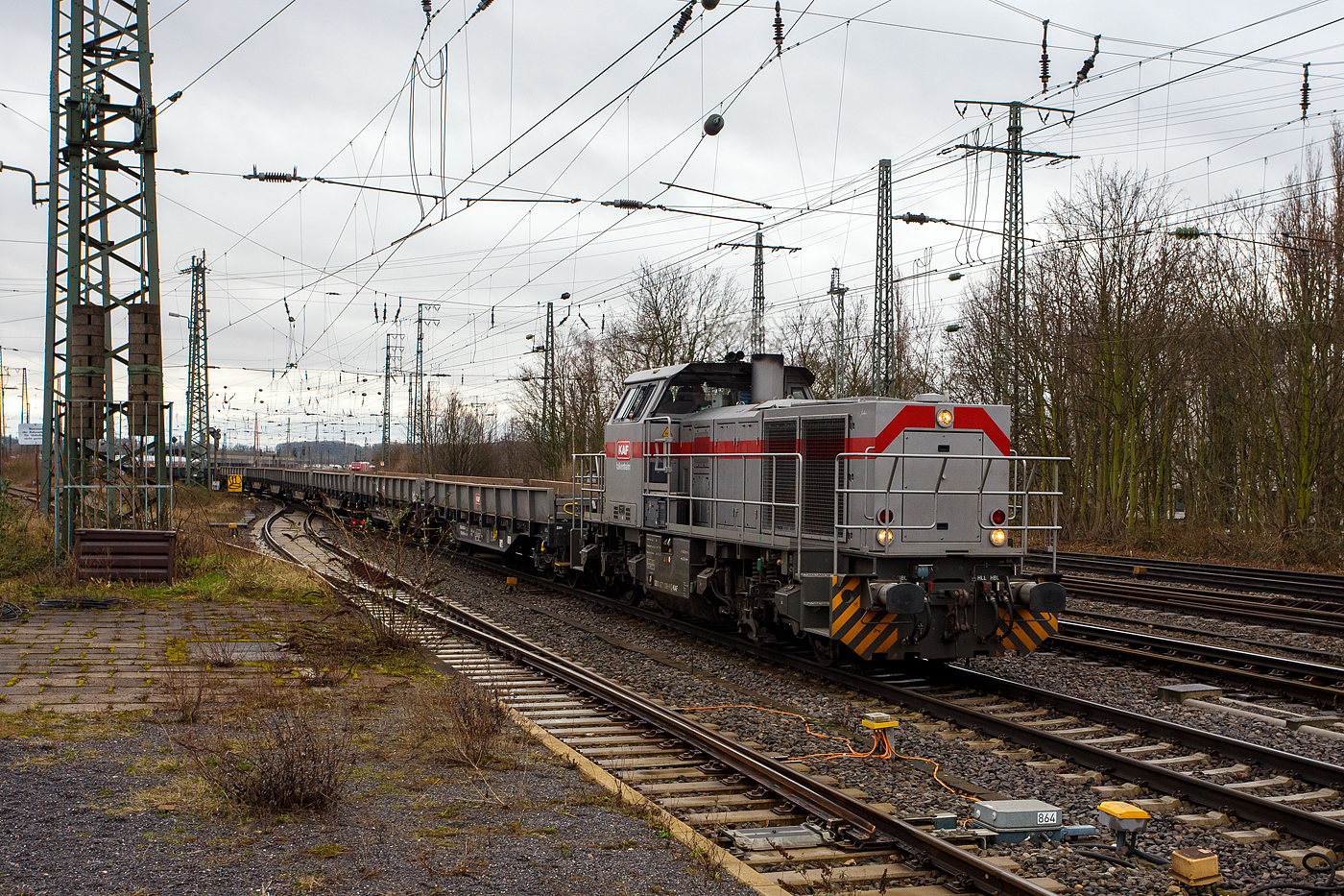 Die nun auch im Outfit (Lackierung) der  KAF - Falkenhahn Bau AG (Kreuztal)...
Die 271 006-9 „Julius“ (92 80 1271 006-9 D-VL) der KAF - Falkenhahn Bau AG (Kreuztal) eine Vossloh G 1000 BB fährt am 14 Februar 2024, mit einem Flachwagen-Bau-Zug (Wagen der Gattung Slmns1 und Klmos 702), durch den Hauptbahnhof Hamm (Westfalen). Im Oktober 2020 war sie noch als Vossloh Mietlok in Herdorf.

Die Lok wurde 2016 von Vossloh in Kiel unter der Fabriknummer 5602198 gebaut und an die Vossloh Locomotives GmbH als 92 80 1271 006-9 D-VL geliefert und war bis 2020 als Mietlok unterwegs. Im Jahr 2020 wurde sie dann an die KAF verkauft. 