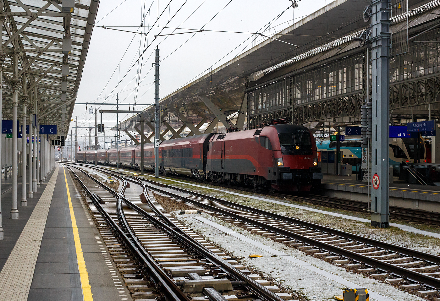 Die ÖBB-Railjet 1116 236 (A-ÖBB 91 81 1116 236-1), eine Taurus 2 bzw. Siemens ES64U2, erreich am 15 Januar 2025 mit dem RJ 542 von Wien Hbf. den Zielbahnhof Salzburg Hbf. 