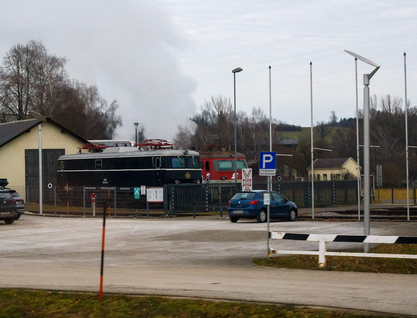 Die GEG 1010 015-4 in Imperator Majestic Schwarz (A-GEG 93 81 1010 010-5), ex BB 1010.15, der GEG - sterreichische Gesellschaft fr Eisenbahngeschichte GmbH ist am 14 Januar 2025 in Timelkam bei der Timelkam Energie AG abgestellt. Bild leider nur aus einem Zug, htten wir gewusst was hier alles herumsteht, dann htten wir einen Stopp eingelegt.

Die Schnellzuglokomotive wurde 1956 von SGP in Graz (Simmering-Graz-Pauker AG) unter der Fabriknummer 56348 gebaut, die elektrische Ausrstung ist von BBC - Brown, Boveri & Cie. (andere erhielten die Elektrik von SWS oder Elin). Als BB 1010.15 wurde sie an die sterreichische Bundesbahnen geliefert. 1986 fhrten auch die BB EDV-gerechte Triebfahrzeugnummern ein. Aufgrund des zukunftssicheren Bezeichnungssystems waren die nderungen berschaubar. Die Ordnungsnummern wurden mit einer vorgesetzten Null dreistellig, der Punkt zwischen Stamm- und Ordnungsnummer entfiel und die Selbstkontrollziffern wurden ergnzt, so wurde aus dieser die BB 1010 015-4.

Die Reihe 1010 der sterreichischen Bundesbahnen (BB) waren sechsachsige elektrische Schnellzuglokomotiven die von 1955 bis 2003 bie der BB im Einsatz waren. Die Maschinen wurden von Simmering-Graz-Pauker gebaut. Sie waren jahrzehntelang eine wichtige Sttze des elektrischen Bahnbetriebes der BB.

Im Jahr 2000 verfgten die BB noch ber 18 Lokomotiven. Die Lokomotiven waren zuletzt in Salzburg und Linz beheimatet. Im Jahre 2003 wurden die letzten Lokomotiven zeitgleich mit denen der Reihen 1110 und 1110.500 im Rahmen des Modernisierungsprogramms der BB ausgemustert. Die letzten Exemplare 1010 003 und 010 schieden am 1. Dezember 2003 aus dem Plandienst aus, sie befinden sich aber bis heute ohne Unterbrechung betriebsfhig im Nostalgiedienst beim Verein „Club 1018“. Von den 20 gebauten Exemplaren sind neun Lokomotiven erhalten geblieben, alleine vier sind bei der GEG. 

Mechanische Konstruktion:
Die Lokomotiven erhielten zwei unterschiedliche Drehgestellbauarten. Die 1010.001 und 002 erhielten Drehgestelle ohne Drehzapfen. Aufgrund der Anordnung des mittleren Radsatzes war eine Ausstattung mit herkmmlichen Drehzapfen nicht mglich, so dass die beiden Maschinen gemeinsam mit der 1110.05 ein so genanntes aufgelstes Wiegensystem erhielten. Alle anderen Maschinen der Reihe 1010 erhielten Drehgestelle mit einem tiefliegenden realen Drehzapfen. Bei beiden Varianten waren die Drehgestelle, die den Hauptrahmen und den Lokkasten trugen, quergekuppelt. Die Lokomotiven wiesen abgerundete Stirnseiten auf; die beiden Fhrerstnde waren miteinander verbunden. Der Trafo befand sich in der Lokmitte, die Lfter, Hilfsapparaturen und Hilfsgerte waren auf Podesten angebracht.

Elektrische Konstruktion:
Alle Lokomotiven hatten zwei Scherenstromabnehmer (Bauart V der Siemens-Schuckert-Werke fr Einbgelbetrieb) auf dem Dach. Als Hauptschalter kam erstmals bei den BB der Druckluftschnellschalter DBTF von BBC zur Anwendung. Bei eingeschaltetem Hauptschalter gelangt die Primrspannung ber den mit dem Primrstromwandler ausgersteten Dachdurchfhrungsisolator zum Haupttransformator. Der Transformator war auf dem Rahmen befestigt und wurde durch ein lkhlsystem gekhlt. Bei den Lokomotiven der Reihen 1010 und 1110 kam erstmals in sterreich eine Hochspannungssteuerung anstelle der bisher verwendeten Niederspannungsschaltungen zur Anwendung. Die Lokomotiven der Reihen 1010 und 1110 haben sechs solche kompensierten Einphasenreihenschlussmotoren mit offenen Fahnen. Der Anker luft auf der Kommutatorseite in einem Pendelrollenlager, das auch den axialen Schub aufzunehmen hat, sowie einem Zylinderrollenlager auf der anderen Motorseite. Diese zehnpoligen, als EM 655 bezeichneten Fahrmotoren wurden aus den bei den Reihen 1040 und 1041 verwendeten, ebenfalls zehnpoligen Motoren EM 601 weiterentwickelt. Die Kraftbertragung erfolgte mit einem BBC-Federantrieb. Die Getrieberder waren schrgverzahnt, die bersetzung betrug 1:3,18. Alle Lokomotiven waren mit einer schnellwirkenden, automatischen Druckluftbremse, einem Nachbremsventil, einer Zugbremse und einer Schleuderbremse ausgestattet.
	
TECHNISCHE DATEN:
Gebaute Anzahl: 20
Hersteller SGP Simmering-Graz-Pauker AG in Graz (elektr. Teil BBC)
Baujahre: 1955 bis 1958
Spurweite: 1.435 mm (Normalspur)
Achsfolge: 	Co'Co'
Lnge ber Puffer: 17.860 mm
Drehzapfenabstand: 8.600 mm
Achsstand im Drehgestell: 4.100 mm (2 x 2.050 mm)
Treibraddurchmesser: 1.300 mm (neu)
Dienstgewicht: 109,8t (106,0t bei 01 und 02)
Hchstgeschwindigkeit: 130 km/h
Stundenleistung: 4.000 kW
Maximaler Anfahrstrom: 2.300 A
Anfahrzugkraft: 275 kN
Stundenzugkraft: 158 kN
Dauerzugkraft: 132 kN
Fahrmotoren: 6 Stck vom Typ EM 665
Fahrmotorart: 10-polige fremdbelftete Fahrmotoren mit je 665 kW Stundenleistung 
Antrieb: einseitiger BBC (Brown-Boveri) Federantrieb
Fahrstufen: Hochspannungsstufenschaltwerk Bauart BBC mit 28 Fahrstufen
bersetzung: 1:3,18
Stromsystem: 15 kV, 16,7 Hz