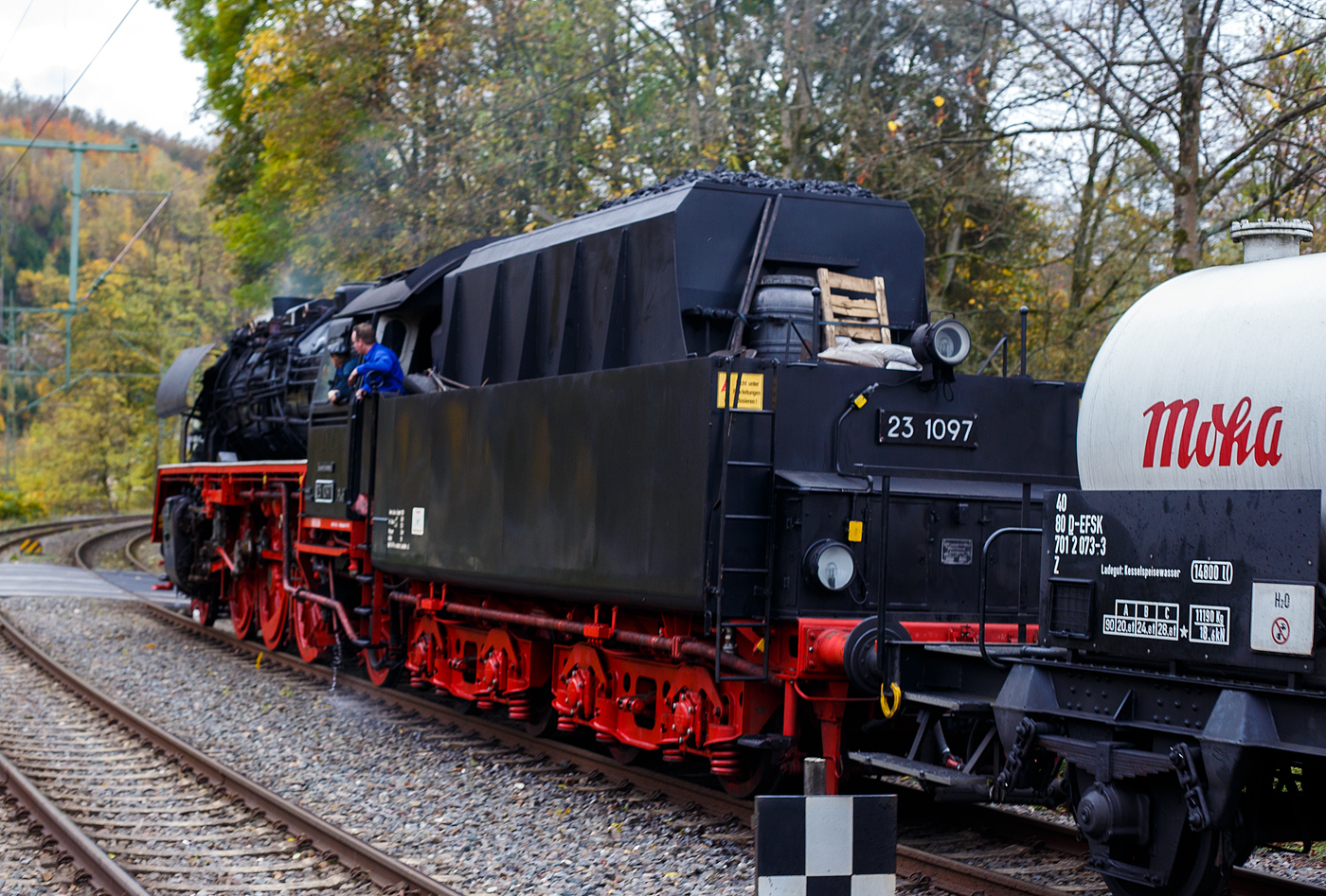 Die Personenzuglokomotive 23 1097 alias 35 1097-1 (90 80 0035 097-9 D-IGTL) der Interessengemeinschaft Traditionslok 58 3047 e. V. (Glauchau), ex DR 35 1097-1 (1970-1981), ex DR 23 1097, fährt am 02 November 2024 mit einem Dampfpendelzug der Eisenbahnfreunde Treysa e.V. zwischen Dillenburg und Betzdorf via Siegen, durch den Bahnhof Kirchen/Sieg. Hätte ich vorher gewusst dass es eine Pendelfahrt ist, so wäre ich noch bis zur Rückfahrt geblieben, aber dennoch glücklich endlich mal wieder eine große Dampflok vor der Linse.