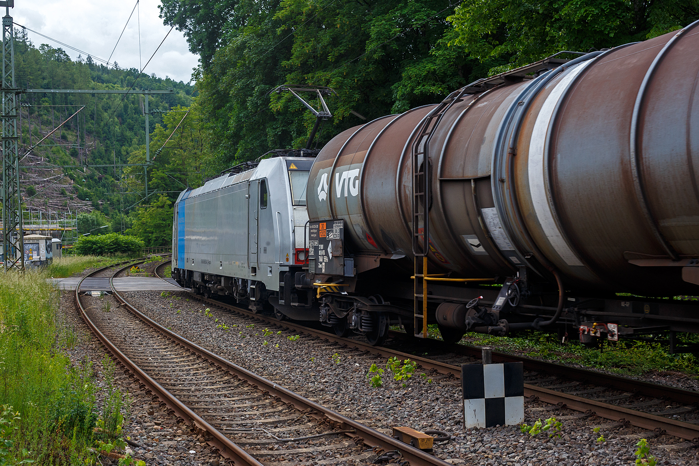 Die RAILPOOL 186 506-2 (91 80 6186 506-2 D-Rpool) fährt am 04 Juni 2025 mit einem Kesselwagenzug durch den Bahnhof Kirchen (Sieg) in Richtung Köln.

Die Bombardier TRAXX F140 MS(2E) wurde 2018 von Bombardier in Kassel unter der Fabriknummer 35555 gebaut und an die Railpool ausgeliefert. Die Multisystemlokomotive hat die Zulassungen bzw. besitzt die Länderpakete für Deutschland, Österreich, Schweiz, Italien, Belgien und die Niederland (D/A/CH/I/B/NL).