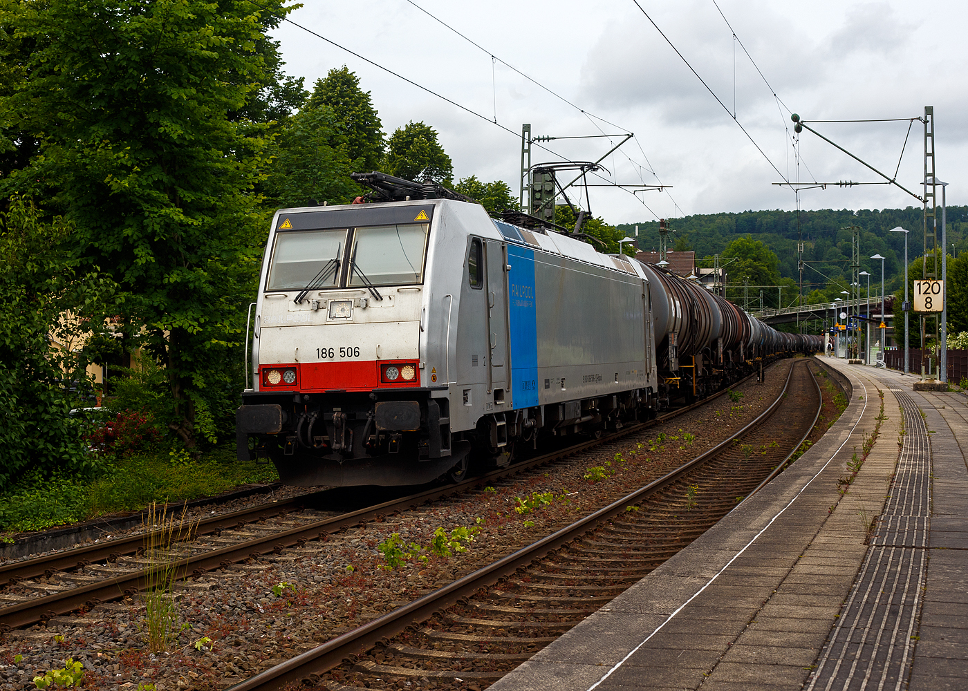 Die RAILPOOL 186 506-2 (91 80 6186 506-2 D-Rpool) fährt am 04 Juni 2025 mit einem Kesselwagenzug durch den Bahnhof Kirchen (Sieg) in Richtung Köln.

Die Bombardier TRAXX F140 MS(2E) wurde 2018 von Bombardier in Kassel unter der Fabriknummer 35555 gebaut und an die Railpool ausgeliefert. Die Multisystemlokomotive hat die Zulassungen bzw. besitzt die Länderpakete für Deutschland, Österreich, Schweiz, Italien, Belgien und die Niederland (D/A/CH/I/B/NL).