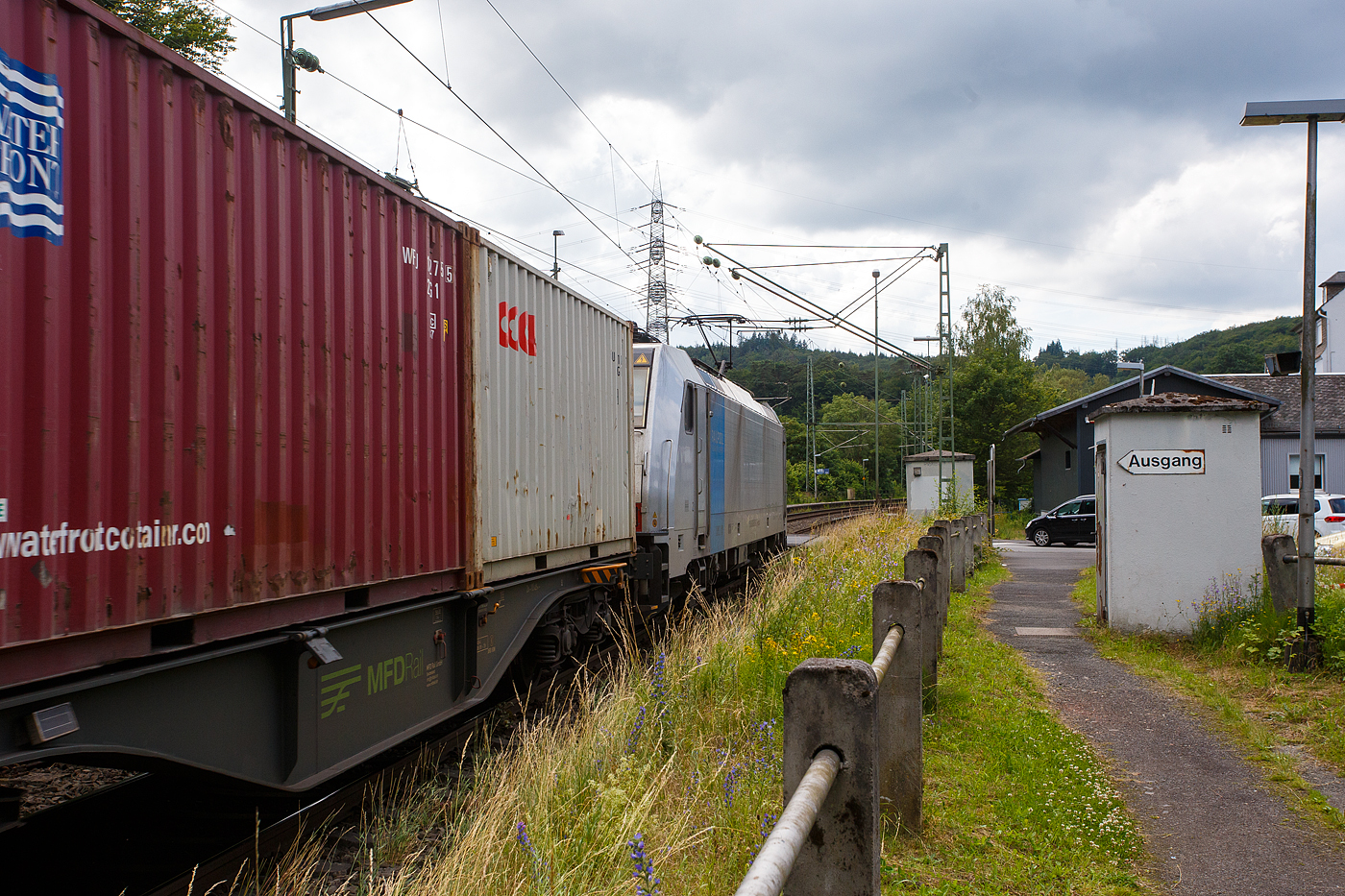 Die RAILPOOL 186 506 (91 80 6186 506-2 D-Rpool) f�hrt am 22 Juni 2024 mit einem KLV-Zug durch den Bahnhof Scheuerfeld (Sieg) in Richtung K�ln.

Die Bombardier TRAXX F140 MS(2E) wurde 2018 von Bombardier in Kassel unter der Fabriknummer 35555 gebaut und an die Railpool ausgeliefert. Die Multisystemlokomotive hat die Zulassungen bzw. besitzt die L�nderpakete f�r Deutschland, �sterreich, Schweiz, Italien, Belgien und die Niederland (D/A/CH/I/B/NL).
