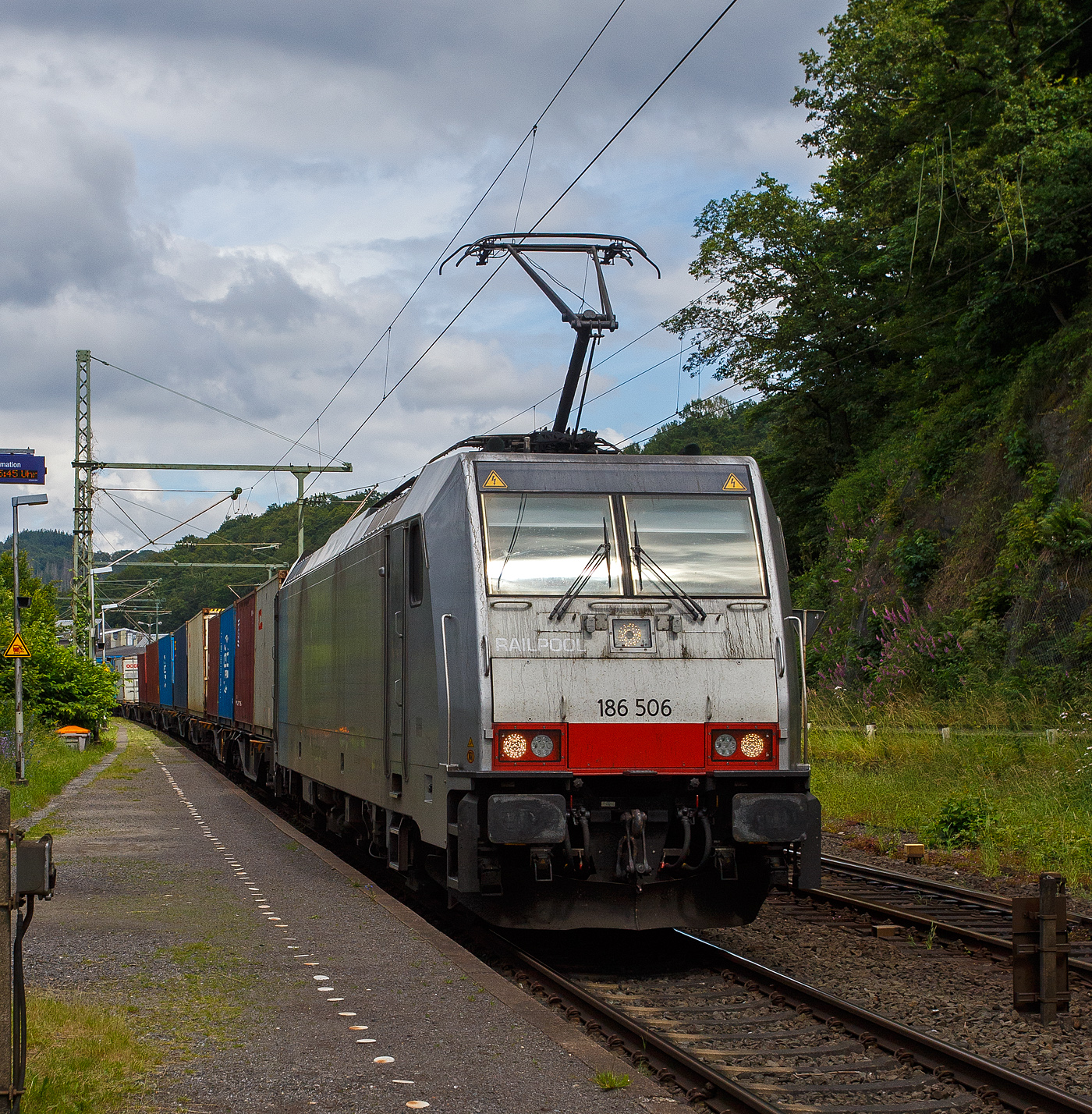 Die RAILPOOL 186 506 (91 80 6186 506-2 D-Rpool) f�hrt am 22 Juni 2024 mit einem KLV-Zug durch den Bahnhof Scheuerfeld (Sieg) in Richtung K�ln.

Die Bombardier TRAXX F140 MS(2E) wurde 2018 von Bombardier in Kassel unter der Fabriknummer 35555 gebaut und an die Railpool ausgeliefert. Die Multisystemlokomotive hat die Zulassungen bzw. besitzt die L�nderpakete f�r Deutschland, �sterreich, Schweiz, Italien, Belgien und die Niederland (D/A/CH/I/B/NL).
