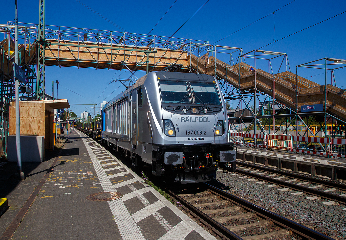 Die Railpool 187 006-2 (91 80 6187 006-2 D-Rpool) fährt am 12 August 2022, mit einem Langschienenzug, durch den Bahnhof Bonn-Beuel in Richtung Süden.

Die Lok ist eine Bombardier TRAXX F160 AC3 LM (zugelassen für 160 km/h, daher Variante F160). Sie wurde 2013 von Bombardier in Kassel unter der Fabriknummer 35057 gebaut. Sie hat die Zulassungen Deutschland, Österreich und die Schweiz (D/A/CH).