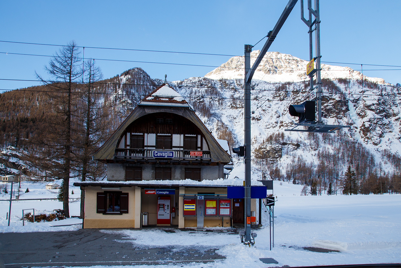 Die RhB Haltestelle Cavaglia (auf 1.692 m ü. M.) an der Berninabahn am 20 Februar 2017, im Hintergrund das Berninamassiv.