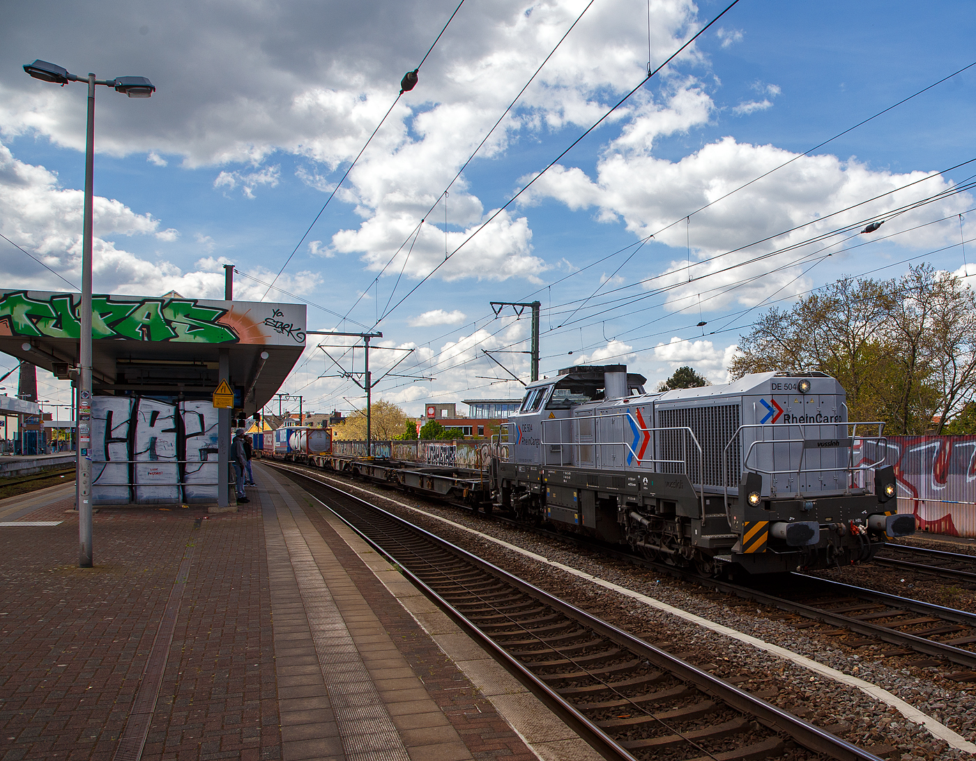 Die RHC DE 504 alias 4185 020-9 (92 80 4185 020-9 D-RHC), eine Vossloh DE 18, der RheinCargo fährt am Sonntag den 30.04.2023 mit einem KLV-Zug durch den Bahnhof Köln-Ehrenfeld in Richtung Köln-West.

Die dieselelektrische DE 18 wurde 2018 von Vossloh in Kiel unter der Fabriknummer 5502377 gebaut und an die RheinCargo GmbH & Co. KG in Neuss geliefert.