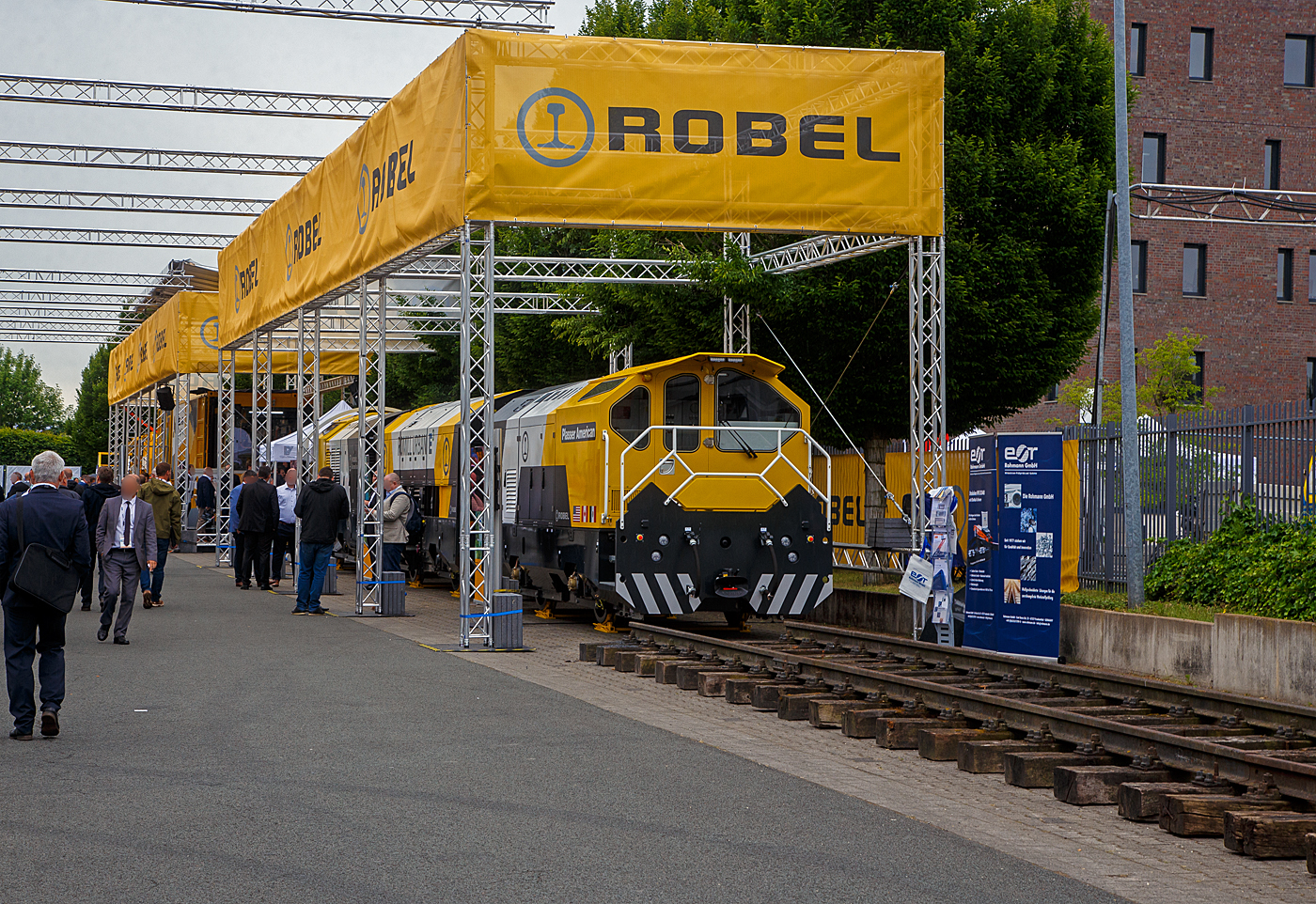 Die Robel Bahnbaumaschinen GmbH aus Freilassing (gehrt zu Plasser & Theurer) prsentierte auf der 28. Internationale Ausstellung Fahrwegtechnik (iaf) in Mnster (hier am 31.05.2022) das dreiteilige Schienenbearbeitungssystem ROMILL Urban 3 E fr die Plasser American Corporation (PAC) mit Sitz in Chesapeake, Virginia. Die Lieferung soll im Sommer 2022 erfolgen. Das Schienenbearbeitungssystem ROMILL Urban E ist ein gemeinsames Projekt von Robel, Schweerbau International GmbH & Co.KG (SBI) und Vogel & Pltscher GmbH & Co.KG, es ist die weltweit erste Hybrid-Frsmaschine von Robel. Die Firmen Schweerbau und SBI gehren auch zur Robel Holding GmbH, ex Deutsche Plasser Holding GmbH.

Fahrzeugdesign, Antriebs -und Frstechnologien der Romill Urban E wurden von SBI speziell fr die U-Bahn Instandhaltung entwickelt. Die drei Einheiten sind fr sehr kleine Lichtraumprofile, beispielsweise die der London Underground, ausgelegt und knnen somit in beinahe allen nordamerikanischen Tunneln eingesetzt werden. Der Hybrid-Antrieb, eine Kombination aus Batteriespeicher und Range-Extender ber einen abgasreduzierten Dieselmotor, ermglicht emissionsfreie Schienenbearbeitung. Der Hybridantrieb ermglicht mit seiner Hochleistungsbatterie bis zu 3 Stunden emissionsfreien Betrieb (kein CO, CO2 oder NOx etc.). Darber hinaus fungiert der integrierte Tier-4-F-Dieselmotor als Range Extender und bietet Schnellladefhigkeiten.

Romill Urban E ist mit einer neuen, rein elektrischen Frstechnologie ausgestattet, die erstmals auch die Bearbeitung von Gleisen mit geringer Gleislagequalitt erlaubt. Die Reprofilierung der Schiene erfolgt staub- und funkenfrei mit vollstndigem Recycling der Spne. Zur Erzeugung einer lrmoptimierten Schienenlaufflche kommt zustzlich ein Hochgeschwindigkeits-Polierprozess zur Anwendung. Das revolutionre neue Schneidkopfdesign fhrt zu einer lngeren Werkzeuglebensdauer und ermglicht erweiterte Einsatzmglichkeiten ohne Werkzeugwechsel. Die Maschine ist mit modernster Messtechnik ausgestattet, darunter Metallabtrag, Querprofil, Lngsprofil und Wirbelstromsystem. Durch die modulare Konfiguration ist zur Leistungssteigerung 4-teilige Einheit mglich.

Durch das kompakte Layout der Frsmaschine passt sie die engsten U-Bahn-Tunnel. Sein ergonomisches dreiteiliges Maschinendesign ermglicht eine schnelle De-/Remontage und einen einfachen LKW-Transport zwischen den Einsatzorten.

TECHNISCHE DATEN:
Fahrzeuglnge: 23.000 mm
Breite: 2.350 mm
Hhe: 2.850 mm
Anzahl der Achsen: 6 (3 Wagen mit je 2 Achen)
Gewicht: 77,5 t
Max. Achslast: 13,3 t
Hchstgeschwindigkeit bei Eigenfahrt: 60 km/h (37 mph)
Min. Kurvenradius im Fahrbetrieb: R 30 m (164 ft)
Min. Kurvenradius im Arbeitsbetrieb: R 50 m (99 ft)
Minimalradien fr Bearbeitung: 50 m
Minimalradien fr Fahrten: 50 m
Hauptmotor :Diesel eu stage V
Optionaler Antrieb: Akku
Vorschub: 300 – 1200 m/h
Abtrag je berfahrt: 0,1 – 1,5 mm

Quellen: Robel, Plasser American