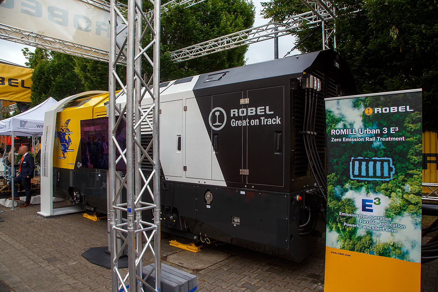 Die Robel Bahnbaumaschinen GmbH (Robel) prsentiert auf der 28. Internationale Ausstellung Fahrwegtechnik 2022 (iaf) in Mnster (hier am 31.05.2022) das dreiteilige Schienenbearbeitungssystem ROMILL Urban 3 E fr die Plasser American Corporation (PAC) mit Sitz in Chesapeake, Virginia. Die Lieferung soll im Sommer 2022 erfolgen. Das Schienenbearbeitungssystem ROMILL Urban E ist ein gemeinsames Projekt von Robel, Schweerbau International GmbH & Co.KG (SBI) und Vogel & Pltscher GmbH & Co.KG, es ist die weltweit erste Hybrid-Frsmaschine von Robel.

Hier das hintere 3. Wagenteil (Segment) mit der Antriebtechnik und dem Batteriespeicher.
