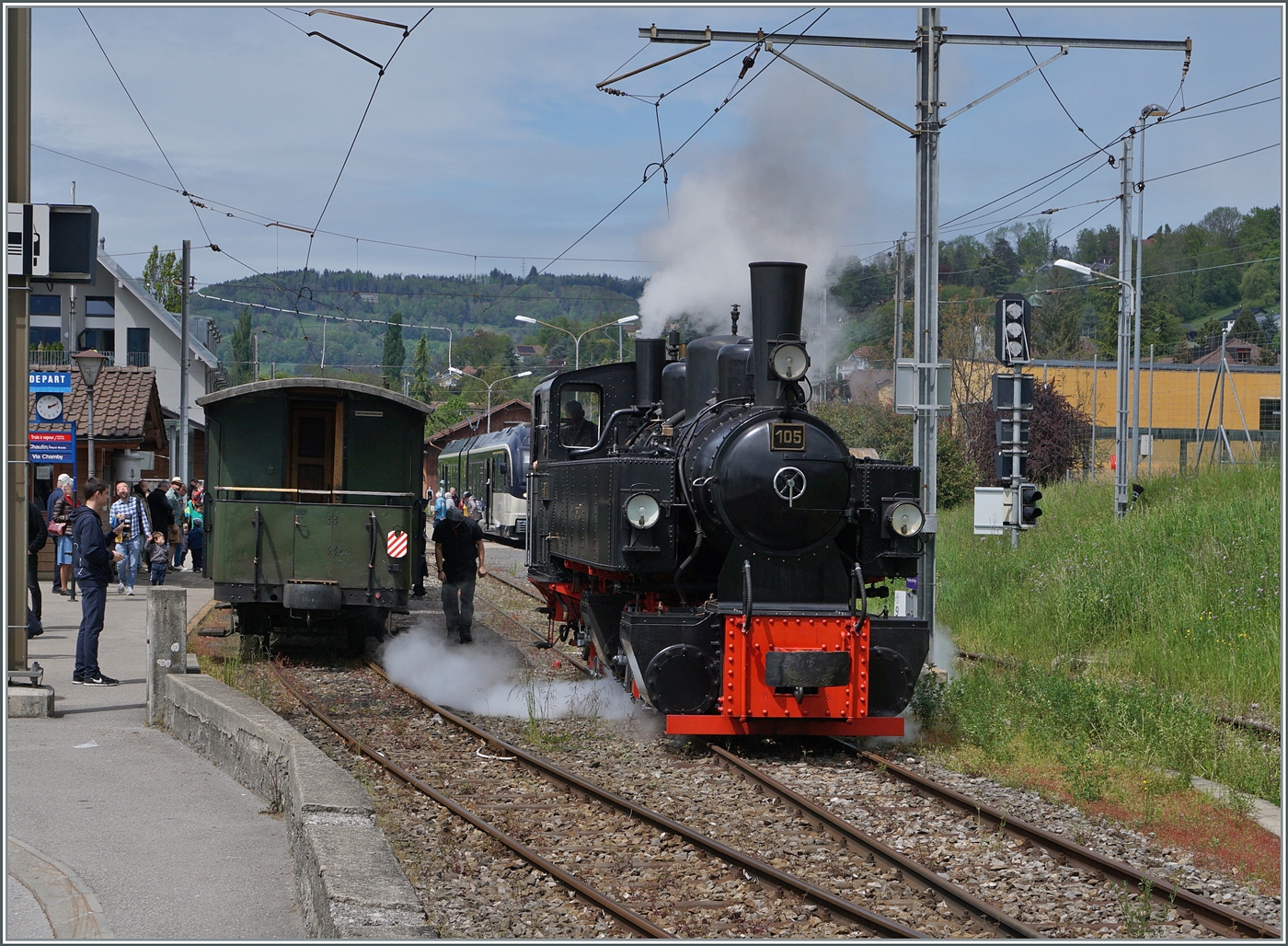 Die Saison ist eröffnet! Farblich aufgefrischt dampft die SEF G 2x 2/2 105 der Blonay-Chamby Bahn in Blonay um den ersten Dampfzug der Saison 2024 nach Chaulin zu bespannen. 

4. Mai 2024