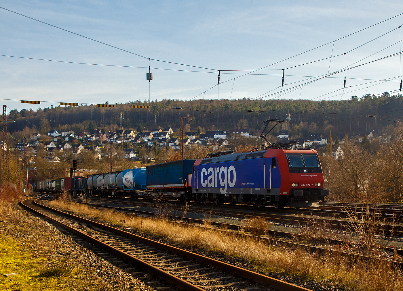 Die SBB Cargo Re 482 024-7 (91 85 4482 024-7 CH-SBBC) fährt am 20.02.2021 mit einem KLV-Zug durch Siegen (Kaan-Marienborn) in Richtung Norden bzw. Giersbergtunnel. Nochmal einen lieben Gruß an den netten Lokführer zurück.

Die TRAXX F140 AC1 wurde 2003 von Bombardier in Kassel unter der Fabriknummer 33590 gebaut und an die SBB Cargo AG geliefert. Sie hat die Zulassungen und Zugbeeinflussungssysteme für die Schweiz und Deutschland.
