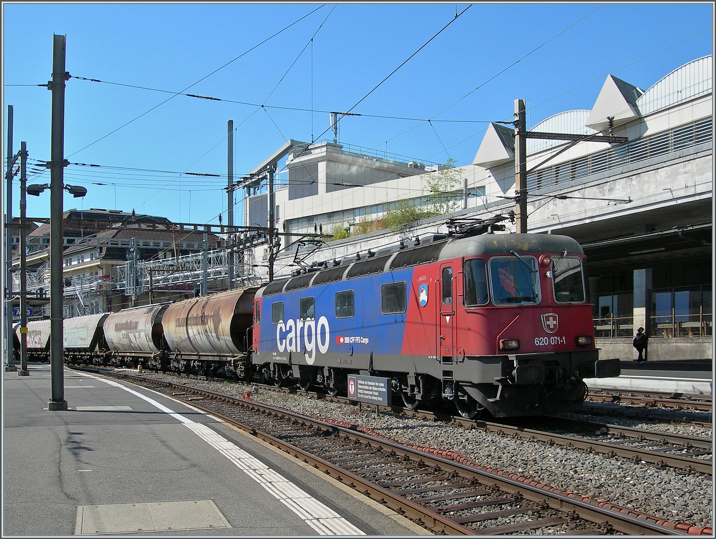 Die SBB Re 6/6 11671 (Re 620 071-1) Othmarsingen  wartet mit dem  Spagetti  Zug in Lausanne auf die Weiterfahrt in Richtung Domodossola.

30. April 2025
