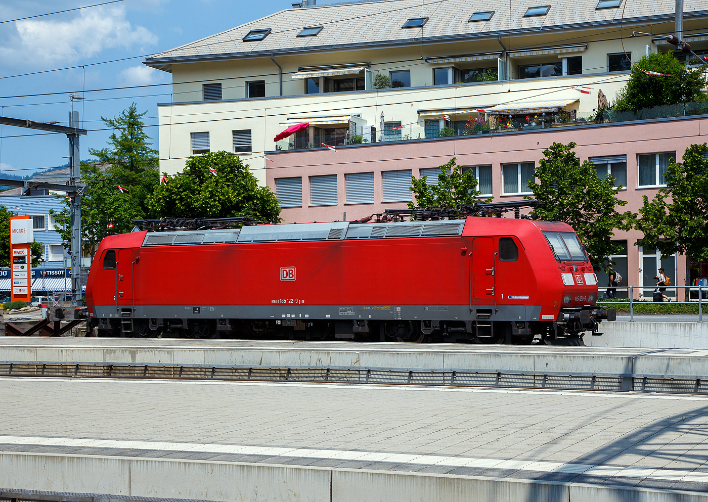 Die Schweiz taugliche und mit ETCS ausgestattete 185 122-9 (91 80 6185 122-9 D-DB) ist am 28.05.2023 beim Bahnhof Spiez (CH) abgestellt. 

Die TRAXX F140 AC1 wurde 2003 von Bombardier Transportation GmbH in Kassel unter der Fabriknummer 33568 gebaut. Sie hat die Zulassungen für Deutschland die Schweiz (einschl. ETCS).
