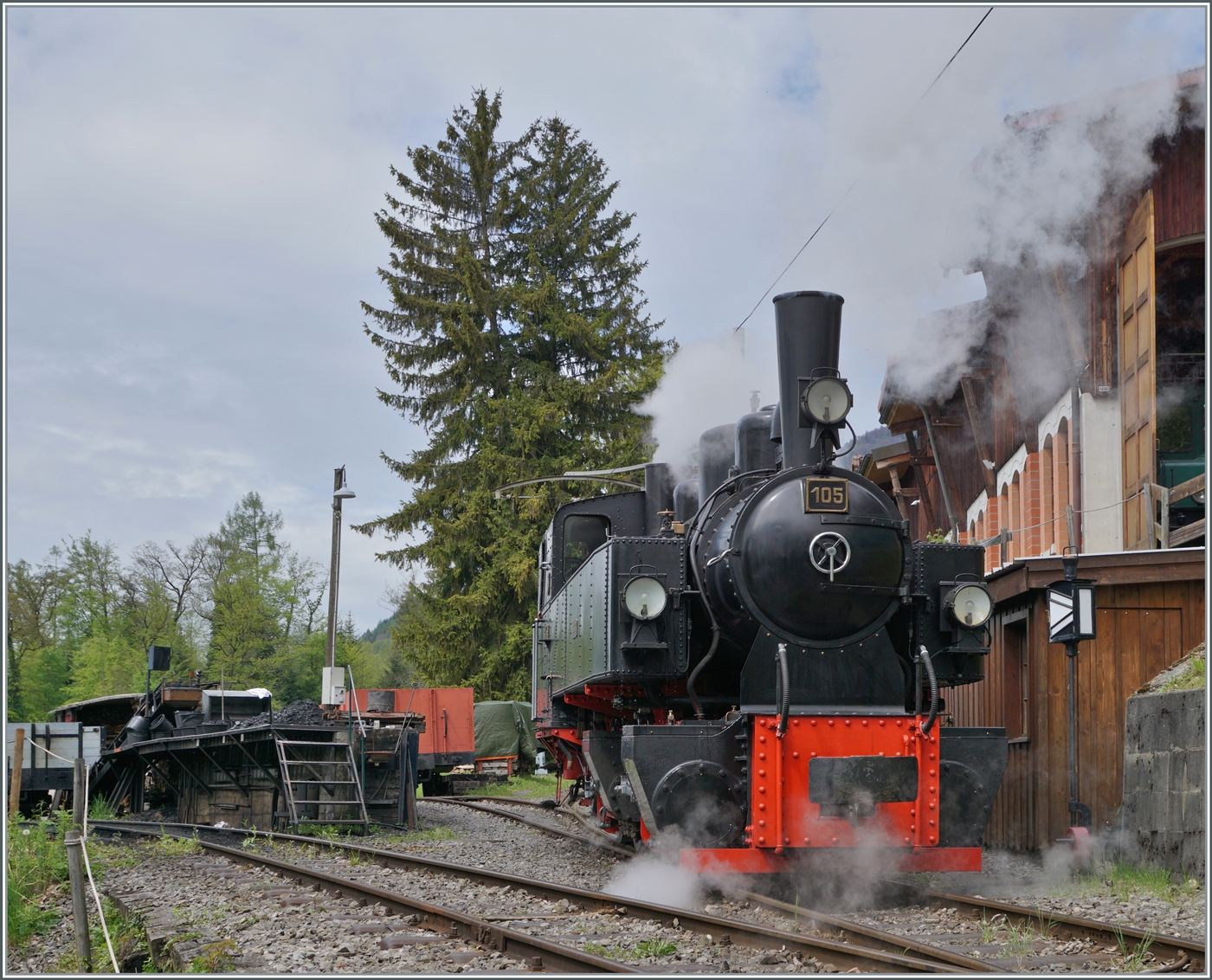 Die SEG G 2x 2/2 105 der Blonay-Chamby Bahn hat ihre Vorräte ergänzt und dampft nun wieder in den Museumsbahnhof von Chaulin zurück.

4. Mai 2024