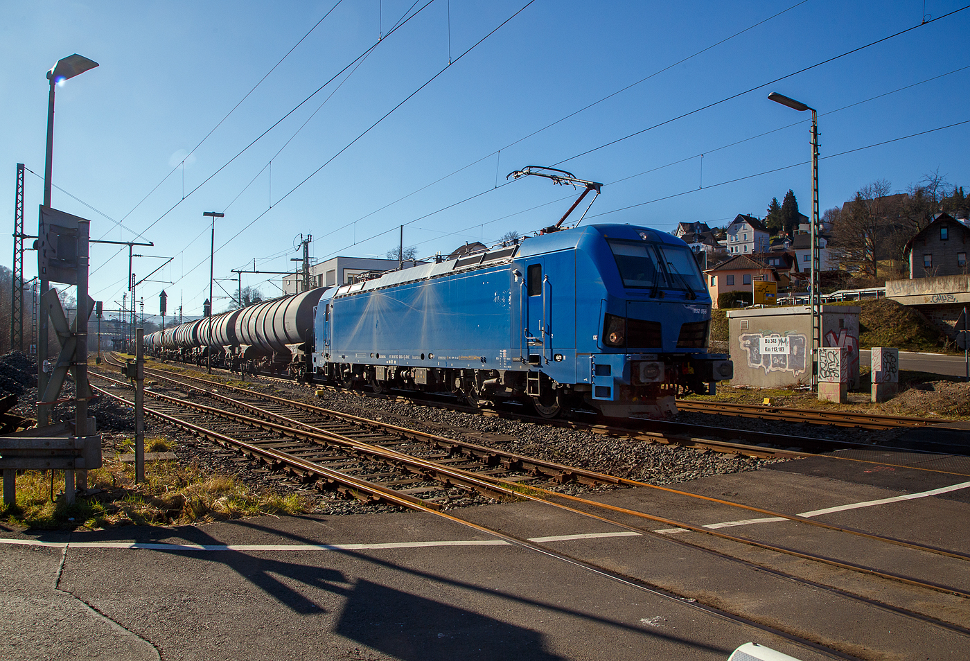 Die SIEMENS Smartron 192 056-0 (91 80 6192 056-0 D-RHC) der RheinCargo GmbH & Co. KG fhrt man 14.02.2023 mit einem Kesselwagenzug durch Niederschelderhtte, hier beim B 343 (km 112,183) kurz vor Niederschelden bzw. der Landesgrenze zu NRW, in Richtung Siegen.Der Ladung der Kesselwagen war laut Gefahrgutkennzeichnung (30/1202) Dieselkraftstoff beziehungsweise leichtes Heizl.

Die Smartron wurde 2022 von Siemens Mobilitiy in Mnchen-Allach unter der Fabriknummer 23001gebaut. Die Abnahme durch die RHC war 07.12.2022, so ist sie erst wenige Wochen im Einsatz.
