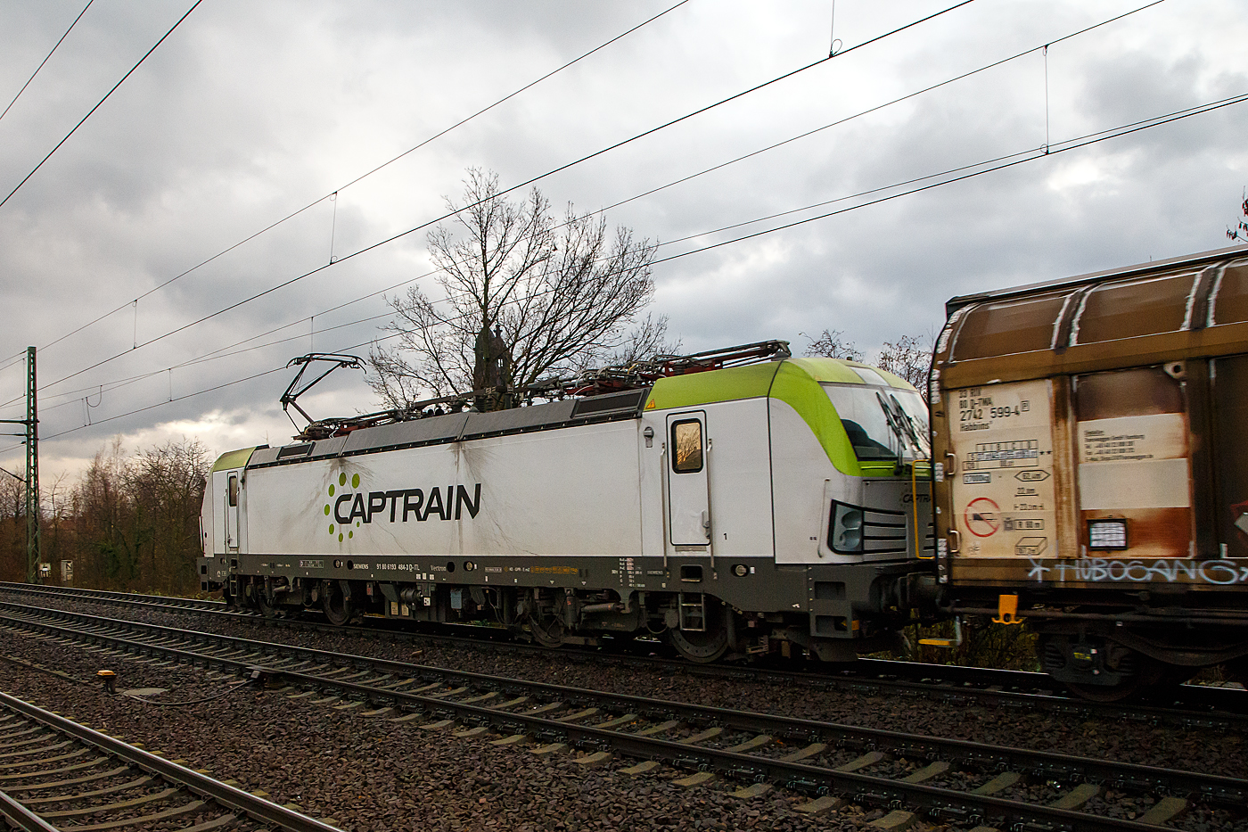 Die Siemens Vectron 193 484-4 (91 80 6193 484-3 D-ITL, Kontrollziffer -4 vorne falsch angeschrieben) der CAPTRAIN Deutschland GmbH / ITL Eisenbahngesellschaft mbH fährt am Nachmittag des 06,12.2022, mit einem gedeckten Güterzug (Großraumschiebewandwagen der Gattung Habbiins), durch Dresden-Strehlen in Richtung Pirna.

Die Multisystemlokomotive Siemens Vectron MS wurde 2020 von Siemens Mobilitiy in München-Allach unter der Fabriknummer 22826 gebaut. Die Vectron MS mit einer Leistung von 6.4 MW für 160 km/h, ist in der Version A01so hat sie die Zulassungen und Zugbeeinflussungssysteme für Deutschland, Österreich, Slowakei, Rumänien, Polen, Tschechien und Ungarn (D/A/SK/RO/PL/CZ/H). Die Lok ist geleast bzw. gemietet, Eigentümer ist die Alpha Trains Luxembourg S.à.r.l..

Captrain ist das Gesicht der SNCF außerhalb Frankreichs. Die SNCF Logistics ist die Transport- und Logistiksparte der französischen Société Nationale des Chemins de fer Français (SNCF).  Die ITL Eisenbahngesellschaft mbH (ITL) mit Sitz in Dresden gehört seit Dezember 2010 vollständig zur SNCF-Gruppe und ist Teil des Captrain-Netzes.