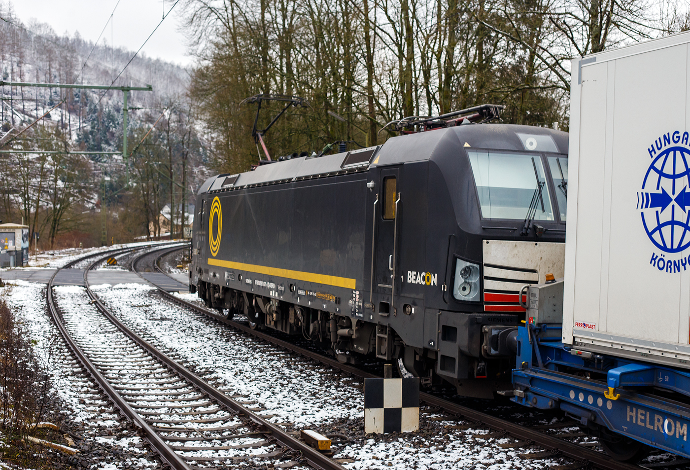 Die Siemens Vectron AC - X4 E - 871 bzw. 193 871-1 (91 80 6193 871-1 D-DISPO) der Beacon Rail Capital Europe GmbH (Mnchen) fhrt am 10 Januar 2025 mit dem HELROM Trailer Zug Wien – Dsseldorf (einem KLV-Zug), durch den Bahnhof Kirchen (Sieg) in Richtung Kln.

Die Siemens Vectron AC wurde 2013 von Siemens Mobility GmbH in Mnchen-Allach unter der Fabriknummer 21834 gebaut und an die MRCE - Mitsui Rail Capital Europe GmbH (Mnchen) als X4 E – 871 geliefert. Seit September 2023 hat die Beacon Rail Metro Finance B.V. die Mitsui Rail Capital Europe B.V. (Amsterdam) und somit auch die Mitsui Rail Capital Europe GmbH im Mnchen bernommen, so firmiert sie nun als Beacon Rail Capital Europe GmbH, Mnchen (BRCE / DISPO).

Diese Vectron Lokomotive ist ein Wechselstrom-Variante in der Version AC B03 und ist zugelassen fr Deutschland, sterreich und Ungarn. Sie ist mit einer Leistung von 6.400 kW konzipiert und hat eine Hchstgeschwindigkeit von 200 km/h