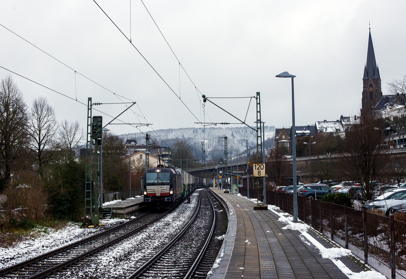 Die Siemens Vectron AC - X4 E - 871 bzw. 193 871-1 (91 80 6193 871-1 D-DISPO) der Beacon Rail Capital Europe GmbH (Mnchen) fhrt am 10 Januar 2025 mit dem HELROM Trailer Zug Wien – Dsseldorf (einem KLV-Zug), durch den Bahnhof Kirchen (Sieg) in Richtung Kln.