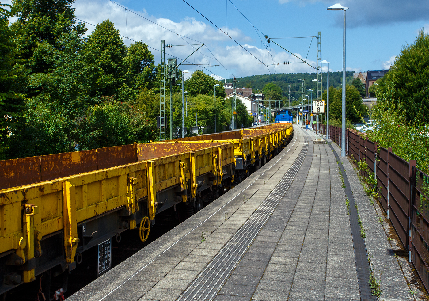 Die SPITZKE G 1206-SR-01 / 275 846-4 (92 80 1275 846-4 D-SLG) der SPITZKE SE (Großbeeren), ex XR 01 der SPITZKE RIEBEL GLEISLOGISTIK, ex V 200 001 der Xaver Riebel Gleisbau, fährt am 17 Juli 2025, mit einem Flachwagen-Güterzug (vierachsige Flachwagen mit Stahlfußboden, Seiten- und Stirnwänden der Gattung Res), durch Kirchen (Sieg) in Richtung Siegen.