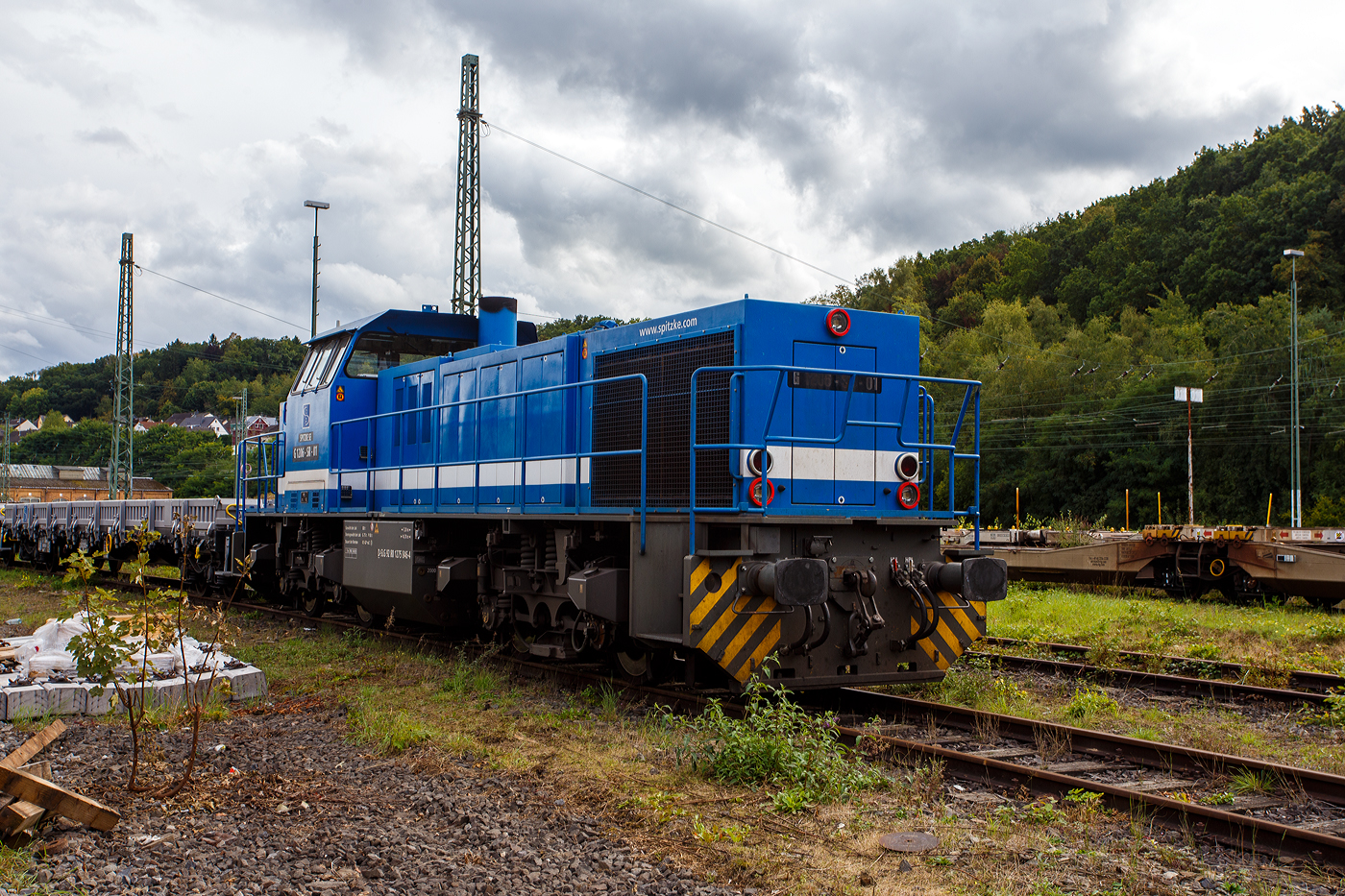 Die SPITZKE G 1206-SR-01 / 275 846-4 (92 80 1275 846-4 D-SLG) der SPITZKE SE (Großbeeren), ex XR 01 der SPITZKE RIEBEL GLEISLOGISTIK, ex V 200 001 der Xaver Riebel Gleisbau, ist am 13 September 2025, mit einigen vierachsigen Flachwagen der Gattung Rens, im Rbf Betzdorf/Sieg abgestellt.

Die MaK G 1206 wurde 2003 von Vossloh unter der Fabriknummer 1001382 gebaut und an die Xaver Riebel Gleisbau als V 200 001 geliefert.
Lebenslauf
18.03.2003 Auslieferung an Xaver Riebel Gleisbau GmbH & Co. KG, Buchloe  V 200 001 
09.12.2008 SRG - SPITZKE RIEBEL GLEISLOGISTIK GmbH, Buchloe  XR 01  (NVR-Nummer: 92 80 1275 846-4 D-XR)
Ab 01.07.2015 SPITZKE SE, Großbeeren  XR 01 (92 80 1275 846-4 D-SLG), später Umzeichnung in  G 1206-SR-01 