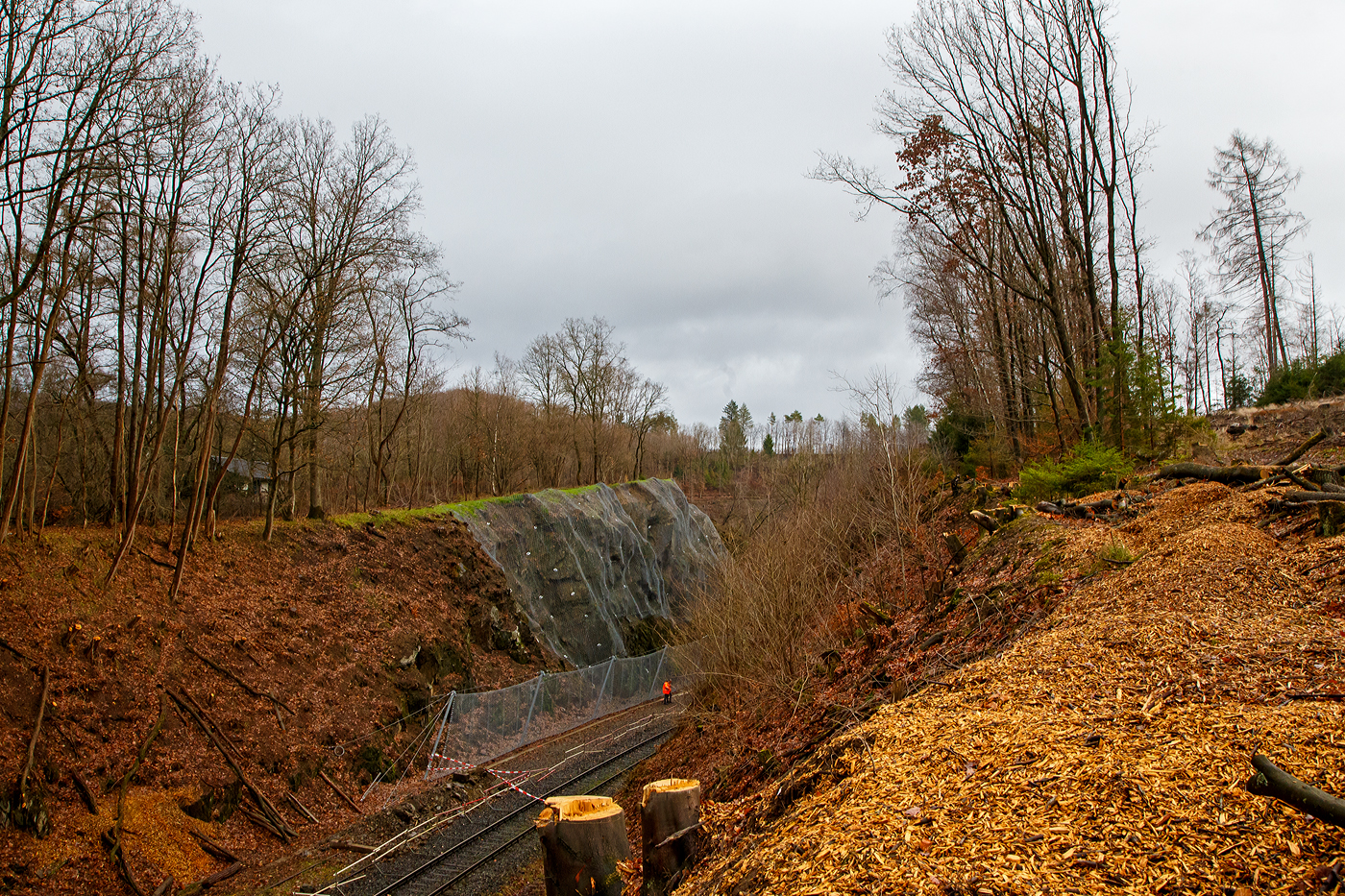 Die Strecke der Hellertalbahn (KBS 462), von Herdorf gesehen hinter dem Hp  Königsstollen am 24.12.2022. Hier sieht man Tatsache das links vom Gleis bereits umfangreiche Hangsicherungsmaßnahmen stattgefunden haben. Leider gab es am 23.12.2022 einen Erdrutsch auf der rechten Seite und ein Triebwagen entgleiste. Verletzt wurde zum Glück niemand. 