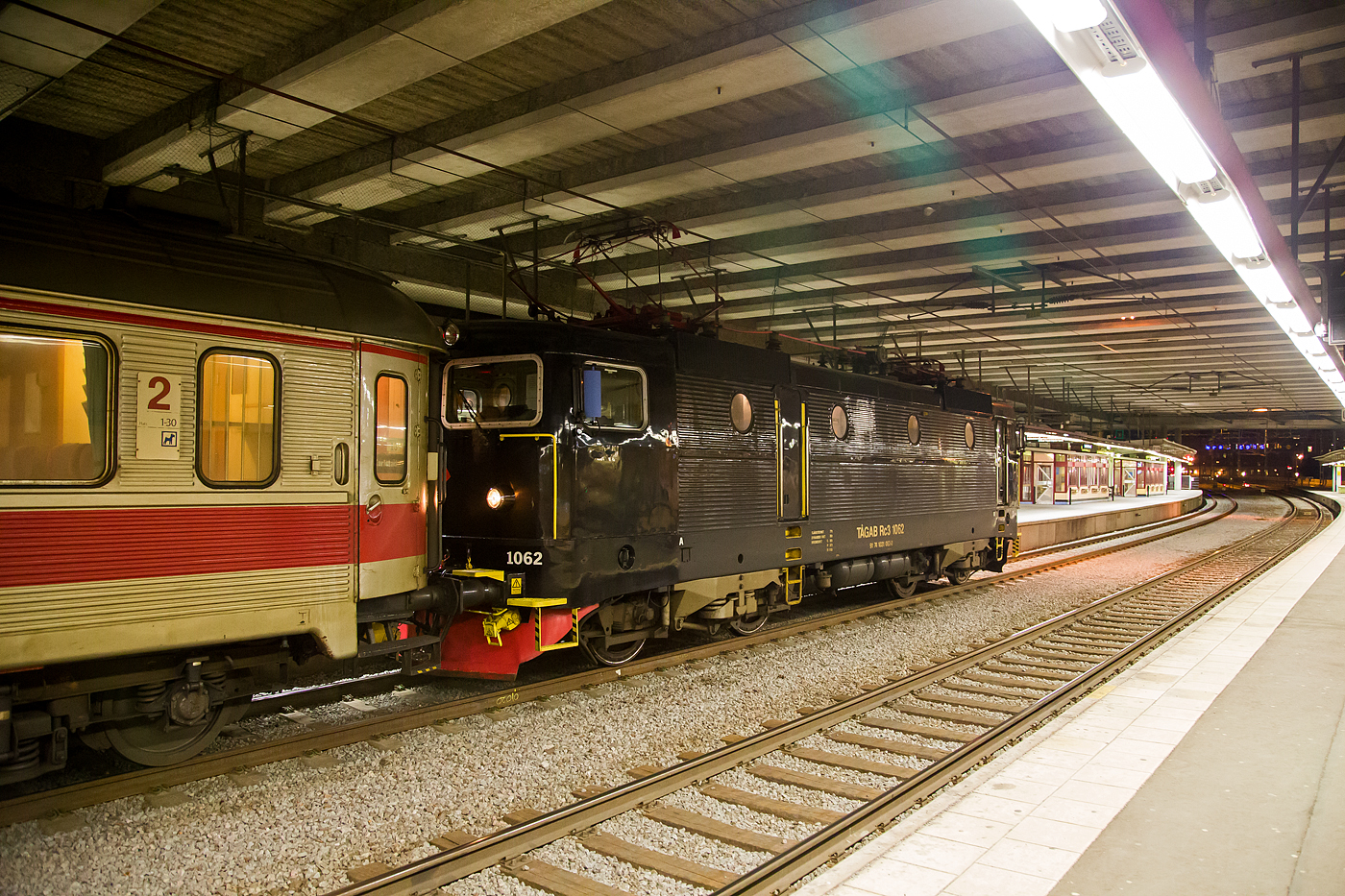 Die TÅGAB Rc3 1062 (91 74 1031 062-2), TÅGAB steht für Tågåkeriet i Bergslagen AB, hat am 20.03.2019 mit einem Personenzug Stockholm Central erreicht.

Die Baureihe SJ Rc ist eine für die schwedische Staatsbahnen Statens Järnvägar (SJ) von ASEA zwischen 1967 und 1988 gebaute Elektrolokomotive. ASEA (Allmänna Svenska Elektriska Aktiebolaget) war ein schwedisches Elektrotechnikunternehmen, 1988 legte der Konzern sein Geschäft mit der Schweizer BBC (Brown, Boveri & Cie) zur Asea Brown Boveri (ABB) mit Hauptsitz in Zürich zusammen.