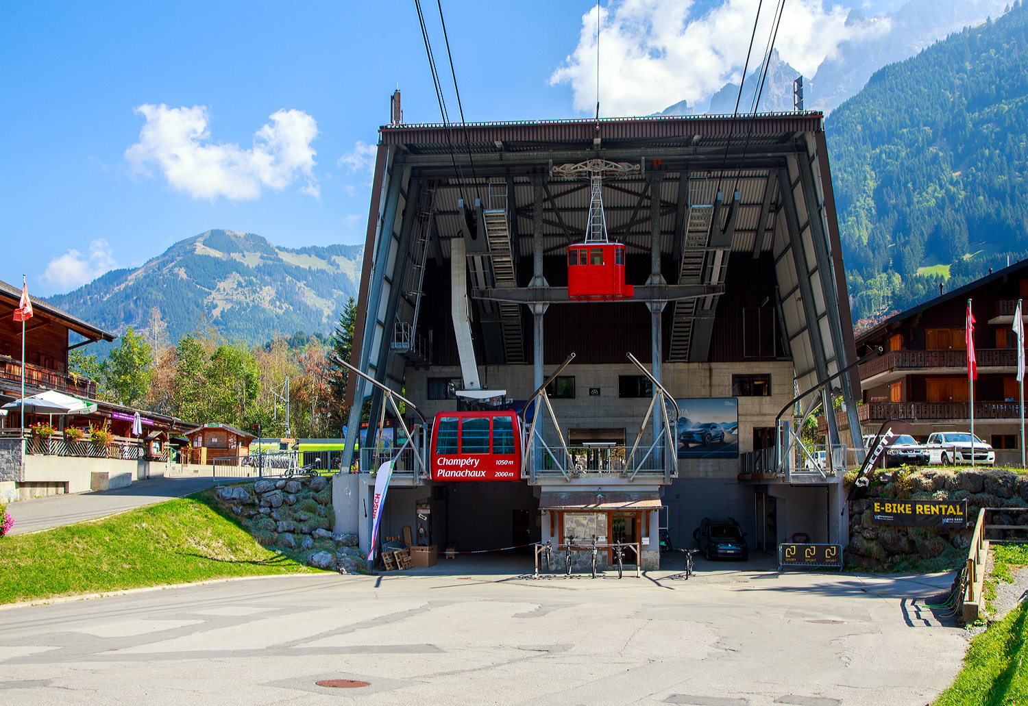 Die Talstation der Luftseilbahn Champéry-Croix de Culet (Planachaux) in Champéry auf 1.037 m ü. M. am 08 September 2023, direkt neben der Endstation (Bahnhof) der AOMC - Aigle-Ollon-Monthey-Champéry-Bahn (gehört heute zur TPC -Transports Publics du Chablais). So kann man direkt vom Zug in die Großkabinen-Luftseilbahn nach Planachaux (Croix de Culet) steigen, einen „grünen“ tpc AOMC Beh 2/6 Triebzug kann man auch links erkennen. Die Bergzacken der gegenüberliegenden Dents du Midi sind sehr eindrücklich.

Die legendäre rot-weiße Champéry-Seilbahn, vom Typ 125-LPB (LPBF- 
Die legendäre rot-weiße Seilbahn zwischen Champéry und Croix-de-Culet (Planachaux), vom Typ 125-LPB (LPBF-K125),wurde 1987 von dem traditionsreichen Schweizer Seilbahnhersteller Garaventa (seit 2002 Doppelmayr/Garaventa Gruppe) gebaut. Die 2 Kabinen bieten jeweils 125 Personen Platz, mit einem max. stündlichen Durchfluss von 1.000 Personen. Die Seilbahn überspannt eine Strecke von 899 Höhenmetern vom Startpunkt auf 1.037 m Höhe bis zum Zielpunkt (Bergstation) auf 1.936 m.

Sie bringt einen in weniger als 5 Minuten auf eine Höhe von 1.962 Metern. Oben angekommen, werden Fußgänger, die auf der Suche nach Ruhe sind, von den Panoramablicken vom Croix de Culet begeistert sein.

TECHNISCHE DATEN:
Hersteller: Garaventa
Baujahr: 1987
Typ: 125-LPB (LPBF-K125)
Talstationshöhe: 1.046 m
Bergstationshöhe: 1.945 m
Höhendifferenz: 899 m
Länge: 2.144 m
Kapazität: 125 Personen/Kabine 
Fahrzeit: 4.5 min 
Geschwindigkeit : 4 m/s
Stützenanzahl: 2
Kabinenanzahl: 2

Die Seilbahn ersetzte die 18-LPB Champéry-Planachaux  (1950 von der Firma Von Roll gebaut), eine Kabine der ehemaligen Bahn hängt hier noch.