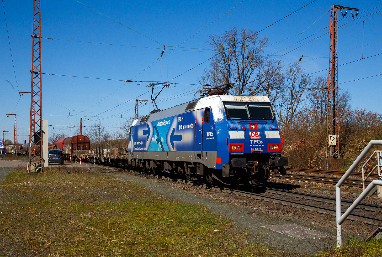 Die TFG Transfracht  AlbatrosExpress  152 135-0 (91 80 6152 135-0 D-DB) der DB Cargo AG (mit Gansreklame TFG & DB Intermodal) fährt am 04.04.2023 mit einem gemischten Güterzug durch Rudersdorf (Kr. Siegen) in Richtung Dillenburg.

Die Siemens ES 64 F wurde 2000 von Krauss-Maffei AG / Siemens in München unter der Fabriknummer 20262 gebaut.

Es gibt leider auch Bahnfotografen der etwas anderen Art, die einfach anderen ihr Auto ins Bild parken (wo auch eigentlich absolutes Halteverbot gilt) und andere Parkmöglichkeiten waren reichlich vorhanden.