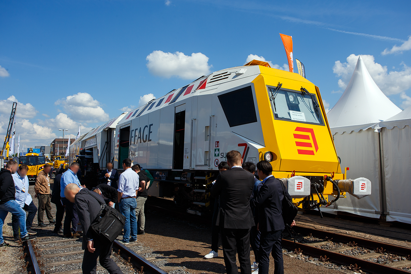 Die Universal-Stopfmaschine / Stopfroboter (Universal Tamping Robot 4.0) – S7-PLS-16.4.0 der Eiffage Infra-Rail GmbH (Herne) präsentiert, vom Hersteller SYSTEM7 railtechnology GMBH aus Laakirchen (Österreich), auf der 29. Internationale Ausstellung Fahrwegtechnik 2025 (iaf) in Münster (hier am 20 Mai 2025). Die Maschine ist in der Variante 1, mit 16-Pickel Weichenstopf-Split-Head-Aggregate, großer Werkstattraum/Sozialraum, ohne Kehreinrichtung, ausgeführt.

TECHNISCHE DATEN:
VDM-Nummer: D-ERD 99 80 9121 030-7
Hersteller: SYSTEM7 railtechnology GMBH, Laakirchen (Österreich)
Baujahr 2023
Spurweite: 1.435 mm (Normalspur)
Lichtraumprofil: G1
Achsanzahl: 6 Stück in 3 Drehgestellen
Länge über Puffer 32.635 mm
Drehzapfenabstände: 14.500 mm / 10.700 mm
Achsabstand im Drehgestell: 1.800 mm
Raddurchmesser: 920 mm (neu)
Gesamtgewicht (beladen):  ca. 113 t
Dieselmotor (Leistung):  563 kW
Mind. Radius beim Arbeiten: R 100 m
Streckenklasse: ab C2
Höchstgeschwindigkeit: 100 km/h (eigen oder geschleppt)
Maximale befahrbare Steigung: 40 ‰
Max. Anhängelast: 100 t
Kleister befahrbarer Gleisbogen: R 120 m
Bremse: DK – GP – mZ (D)
