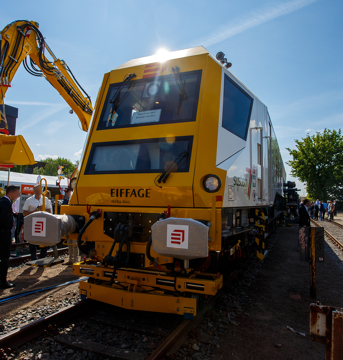 Die Universal-Stopfmaschine / Stopfroboter (Universal Tamping Robot 4.0) – S7-PLS-16.4.0 der Eiffage Infra-Rail GmbH (Herne) präsentiert, vom Hersteller SYSTEM7 railtechnology GMBH aus Laakirchen (Österreich), auf der 29. Internationale Ausstellung Fahrwegtechnik 2025 (iaf) in Münster (hier am 20 Mai 2025). Die Maschine ist in der Variante 1, mit 16-Pickel Weichenstopf-Split-Head-Aggregate, großer Werkstattraum/Sozialraum, ohne Kehreinrichtung, ausgeführt.

TECHNISCHE DATEN:
VDM-Nummer: D-ERD 99 80 9121 030-7
Hersteller: SYSTEM7 railtechnology GMBH, Laakirchen (Österreich)
Baujahr 2023
Spurweite: 1.435 mm (Normalspur)
Lichtraumprofil: G1
Achsanzahl: 6 Stück in 3 Drehgestellen
Länge über Puffer 32.635 mm
Drehzapfenabstände: 14.500 mm / 10.700 mm
Achsabstand im Drehgestell: 1.800 mm
Raddurchmesser: 920 mm (neu)
Gesamtgewicht (beladen):  ca. 113 t
Dieselmotor (Leistung):  563 kW
Mind. Radius beim Arbeiten: R 100 m
Streckenklasse: ab C2
Höchstgeschwindigkeit: 100 km/h (eigen oder geschleppt)
Maximale befahrbare Steigung: 40 ‰
Max. Anhängelast: 100 t
Kleister befahrbarer Gleisbogen: R 120 m
Bremse: DK – GP – mZ (D)
